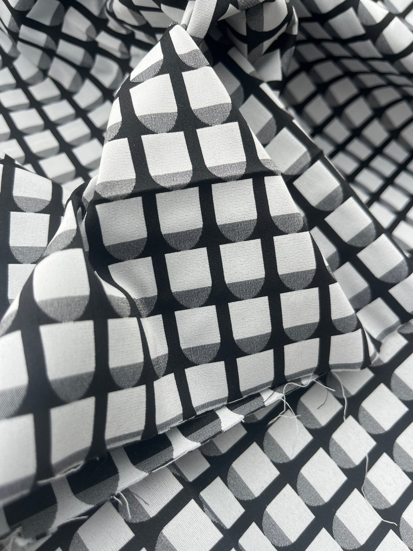 Hélène 029 stretch jacquard off white-black "windows"