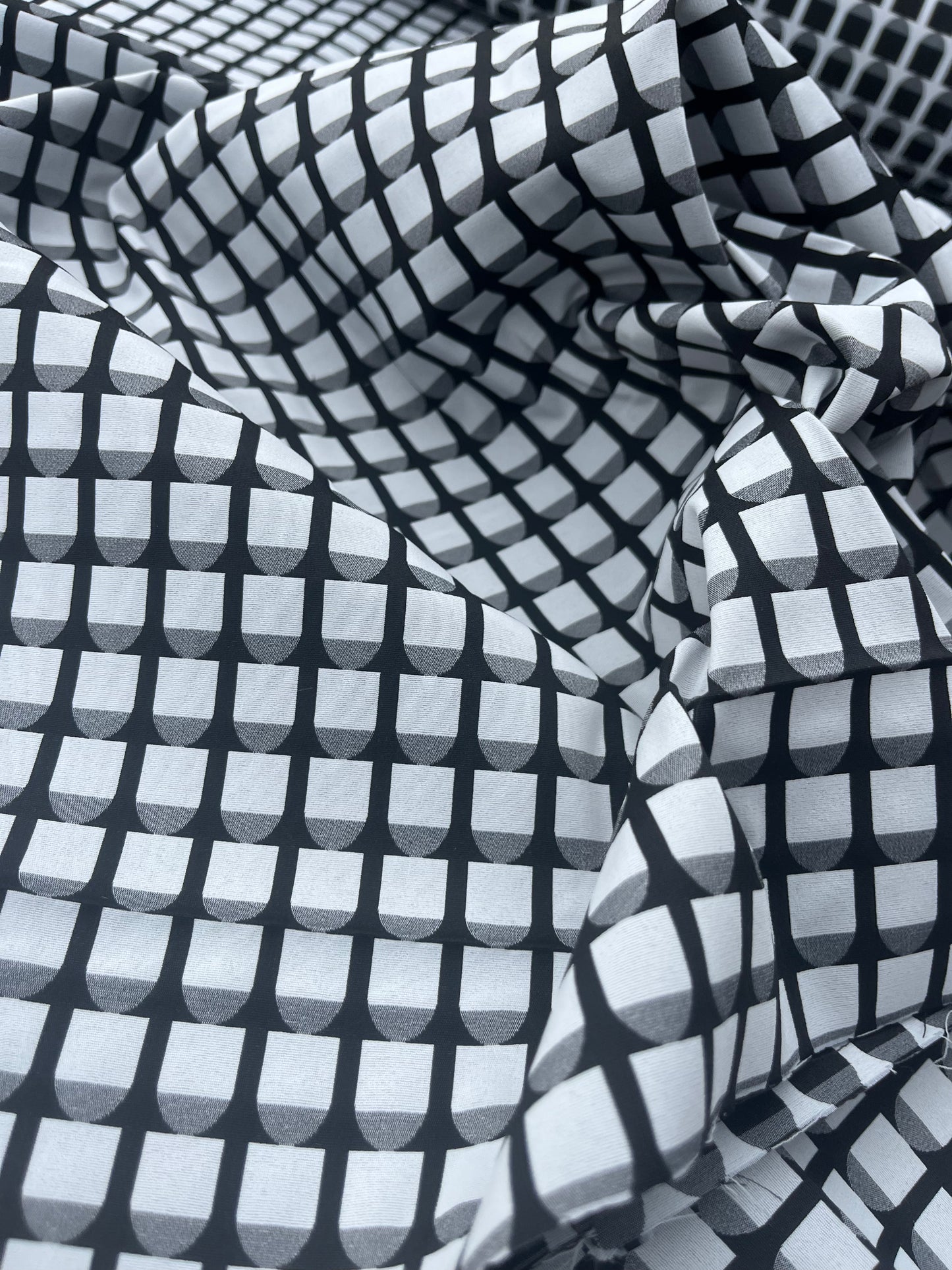 Hélène 029 stretch jacquard off white-black "windows"