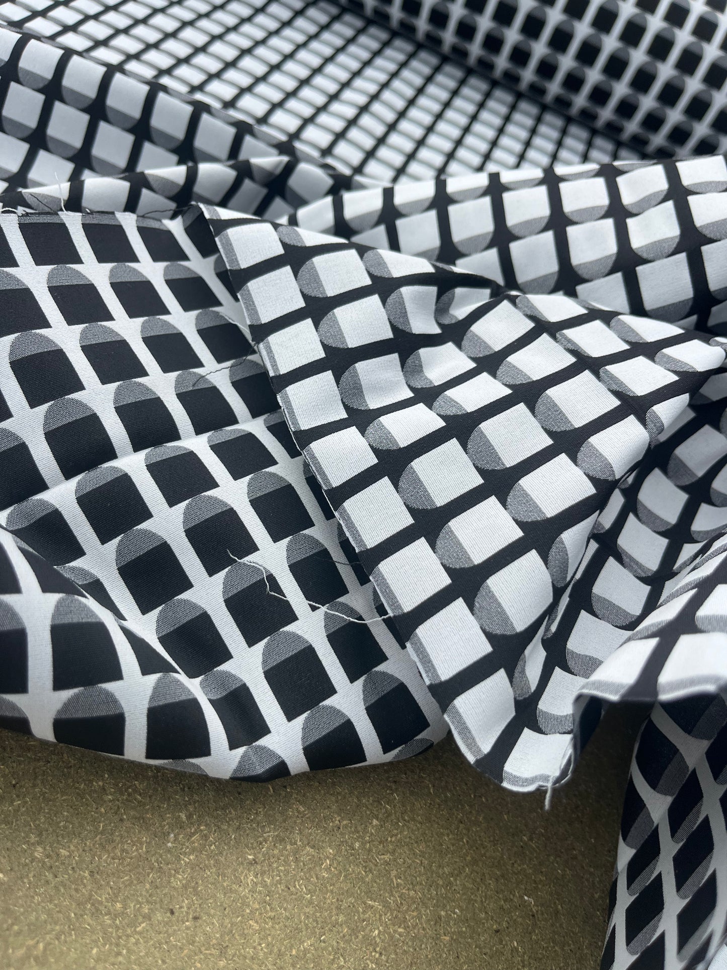 Hélène 029 stretch jacquard off white-black "windows"