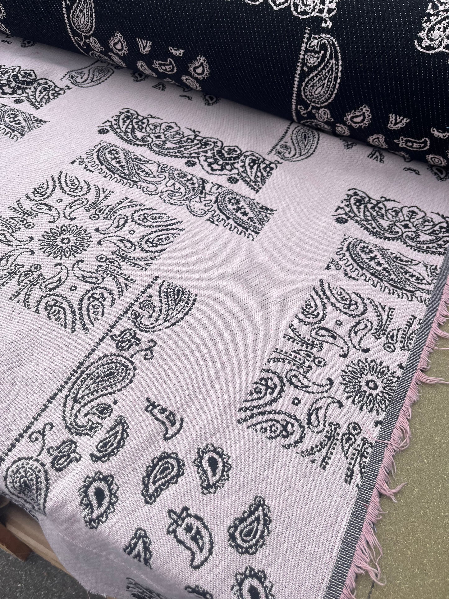 Hélène 037 heavy cotton jacquard patchwork soft pink/black