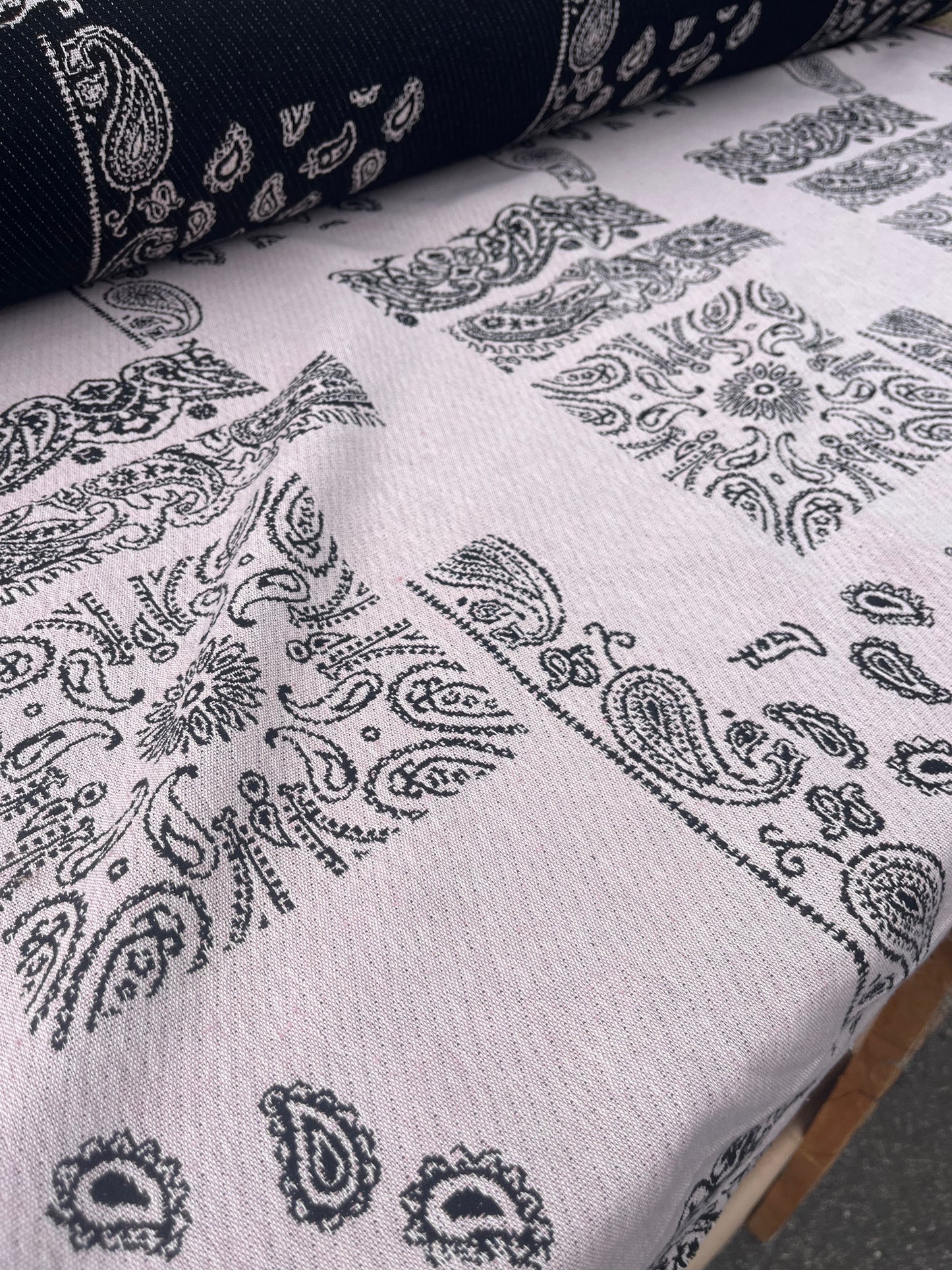 Hélène 037 heavy cotton jacquard patchwork soft pink/black