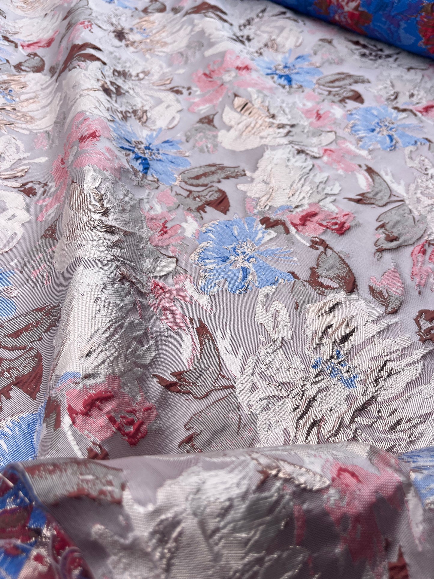 Hélène 046 shiny jacquard with red and blue roses