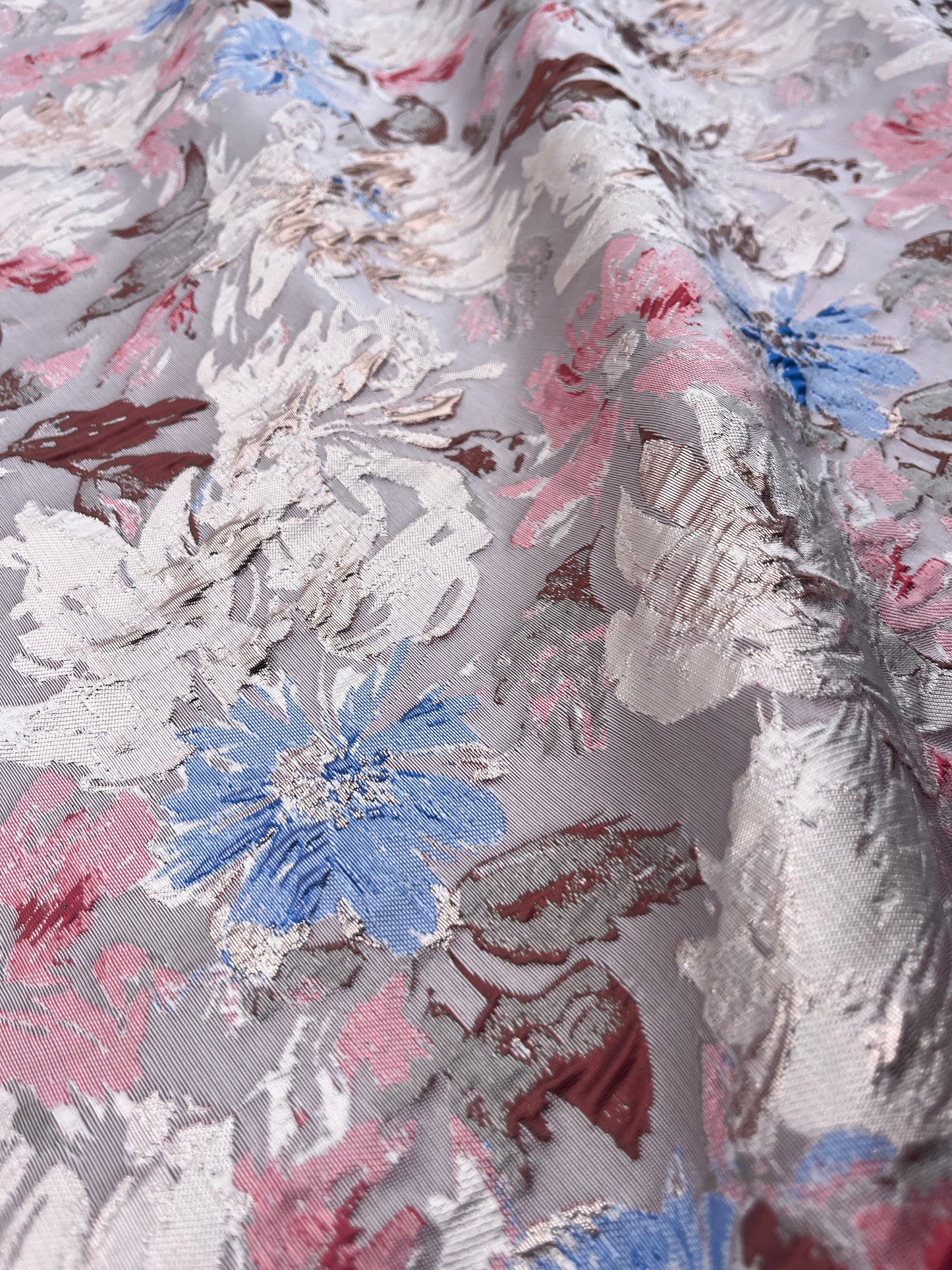 Hélène 046 shiny jacquard with red and blue roses