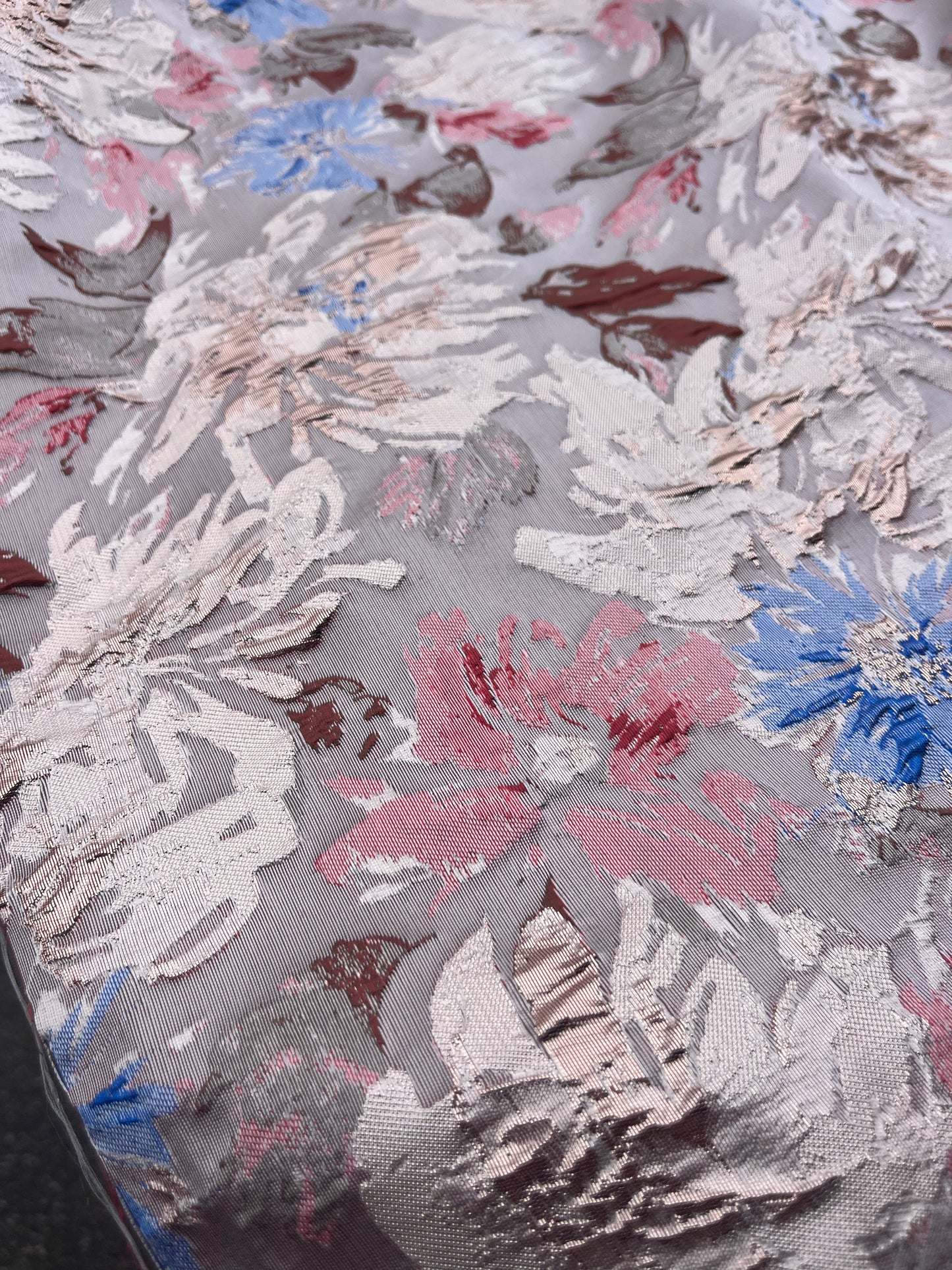 Hélène 046 shiny jacquard with red and blue roses