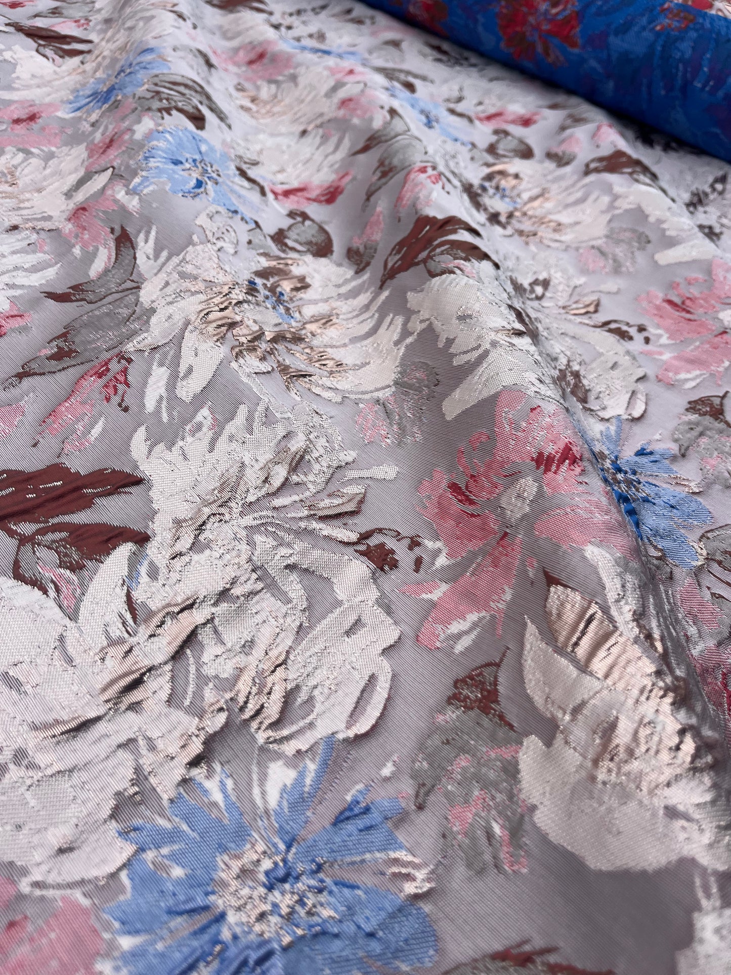 Hélène 046 shiny jacquard with red and blue roses