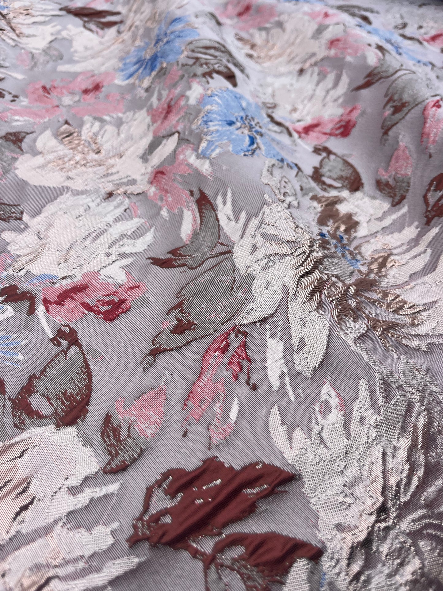 Hélène 046 shiny jacquard with red and blue roses