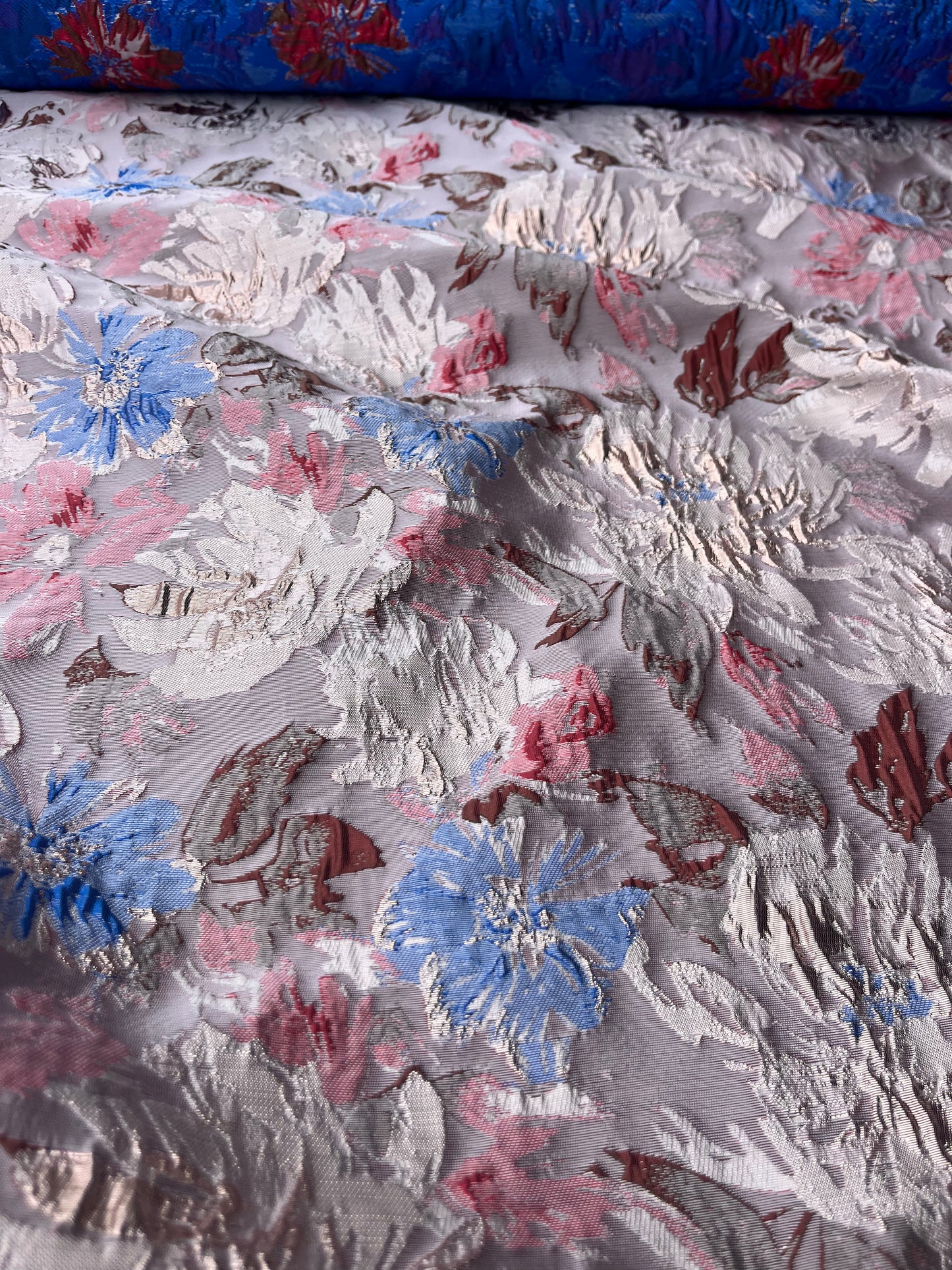 Hélène 046 shiny jacquard with red and blue roses