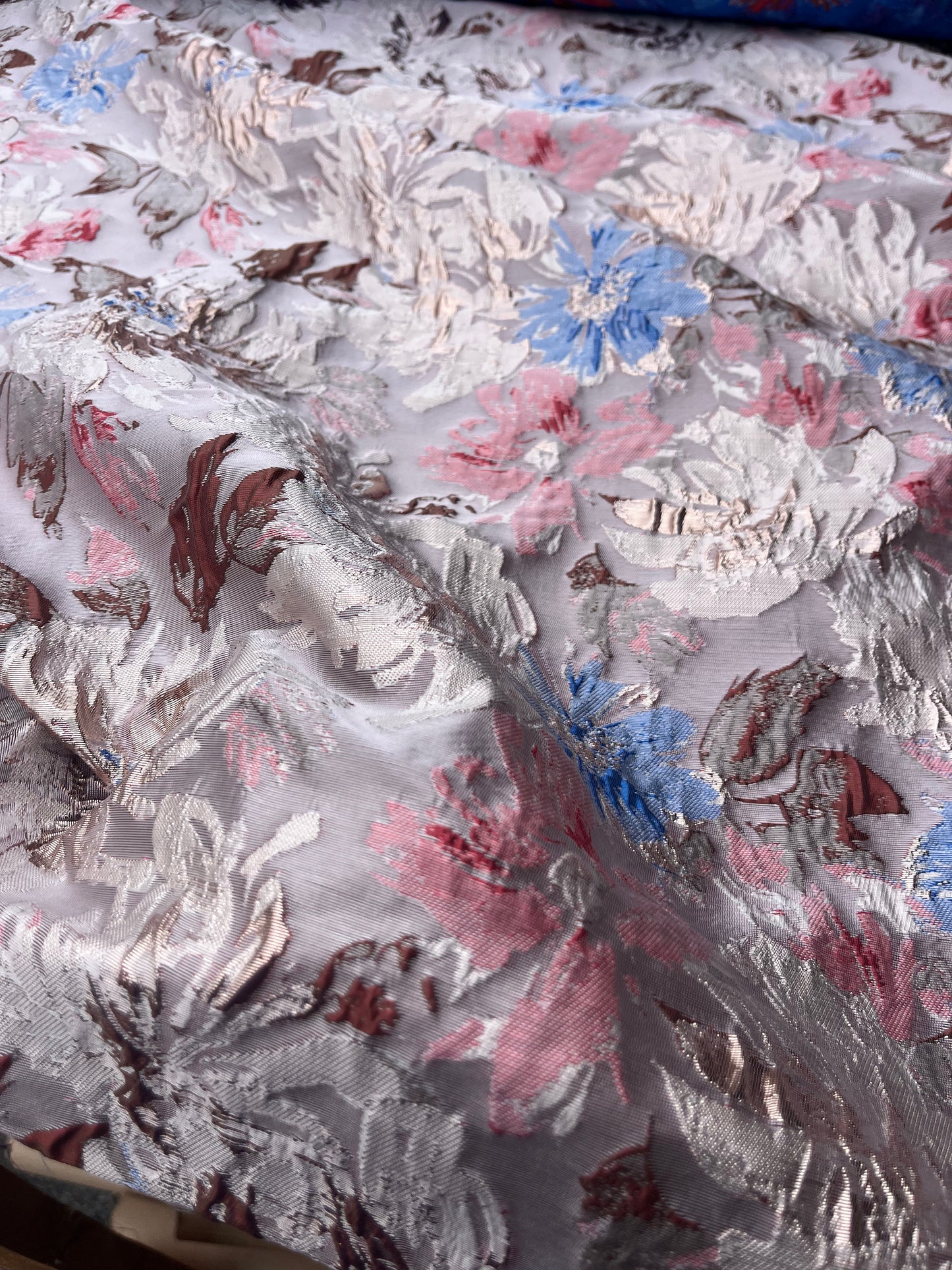 Hélène 046 shiny jacquard with red and blue roses