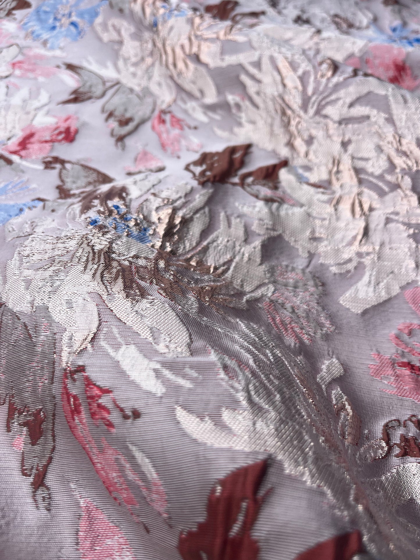 Hélène 046 shiny jacquard with red and blue roses