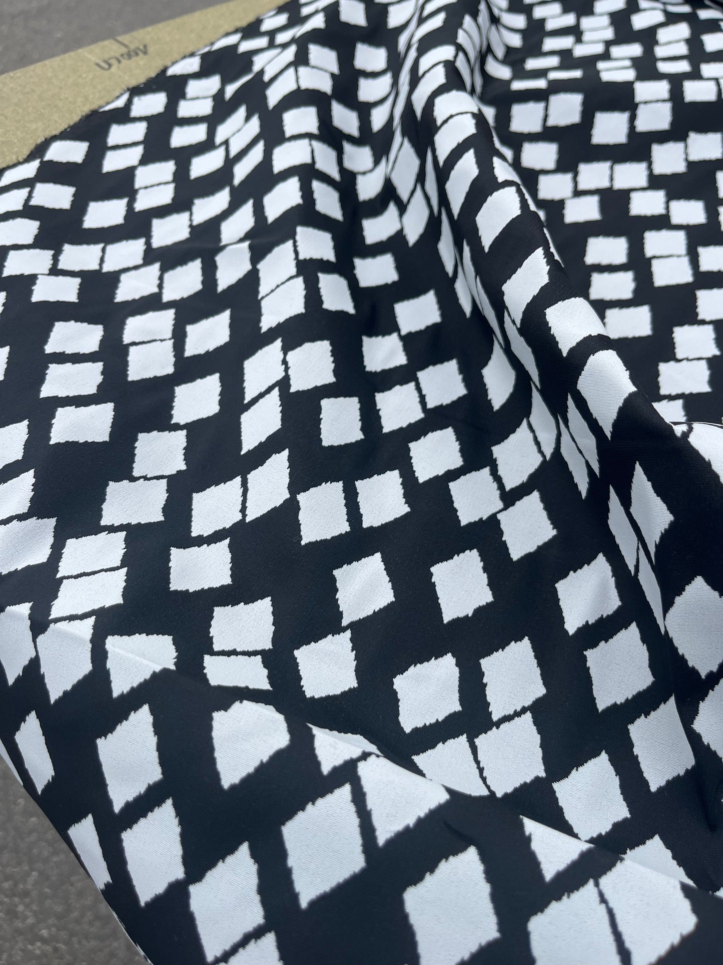 Hélène 048 stretch jacquard off white-black