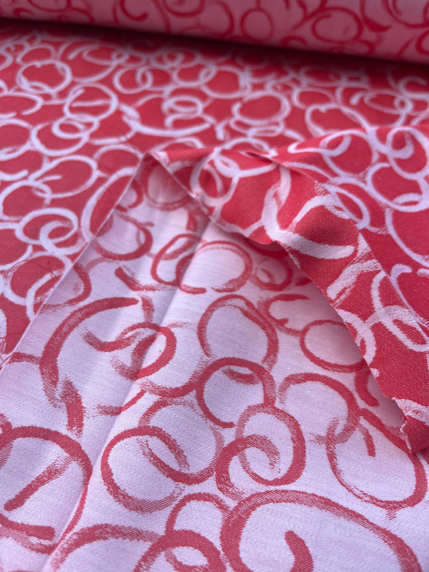 Hélène 036 stretch jacquard red circles