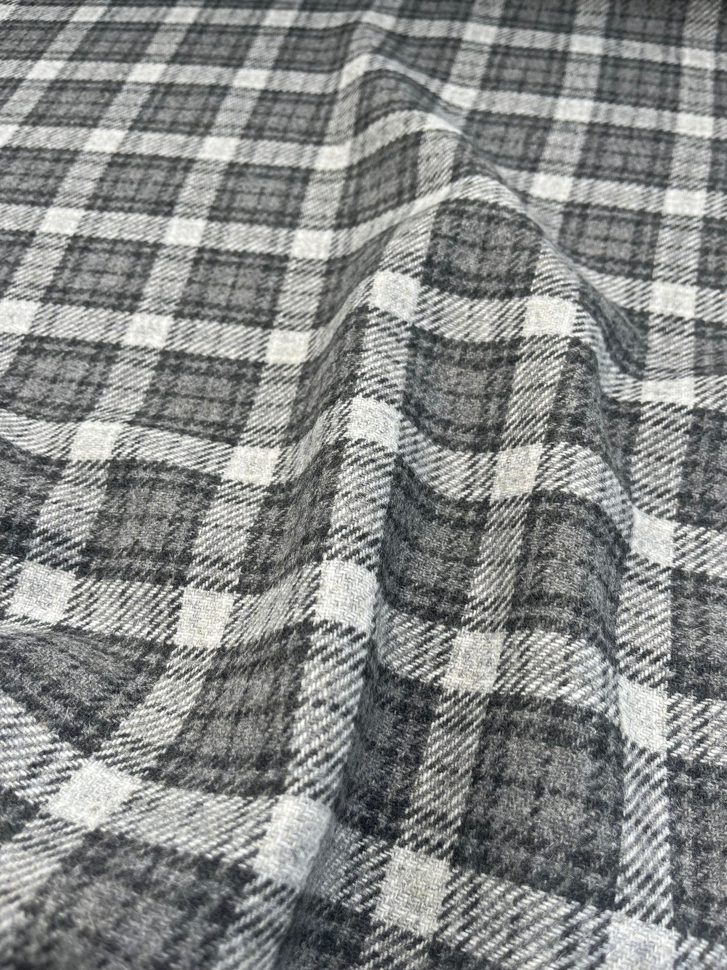 GINA 008 Heavy wool check Grey /black