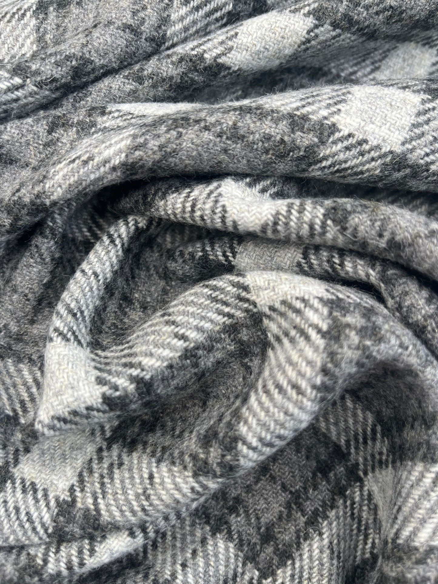 GINA 008 Heavy wool check Grey /black