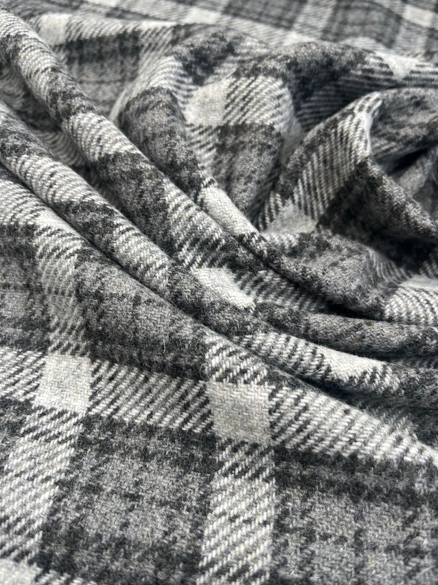 GINA 008 Heavy wool check Grey /black