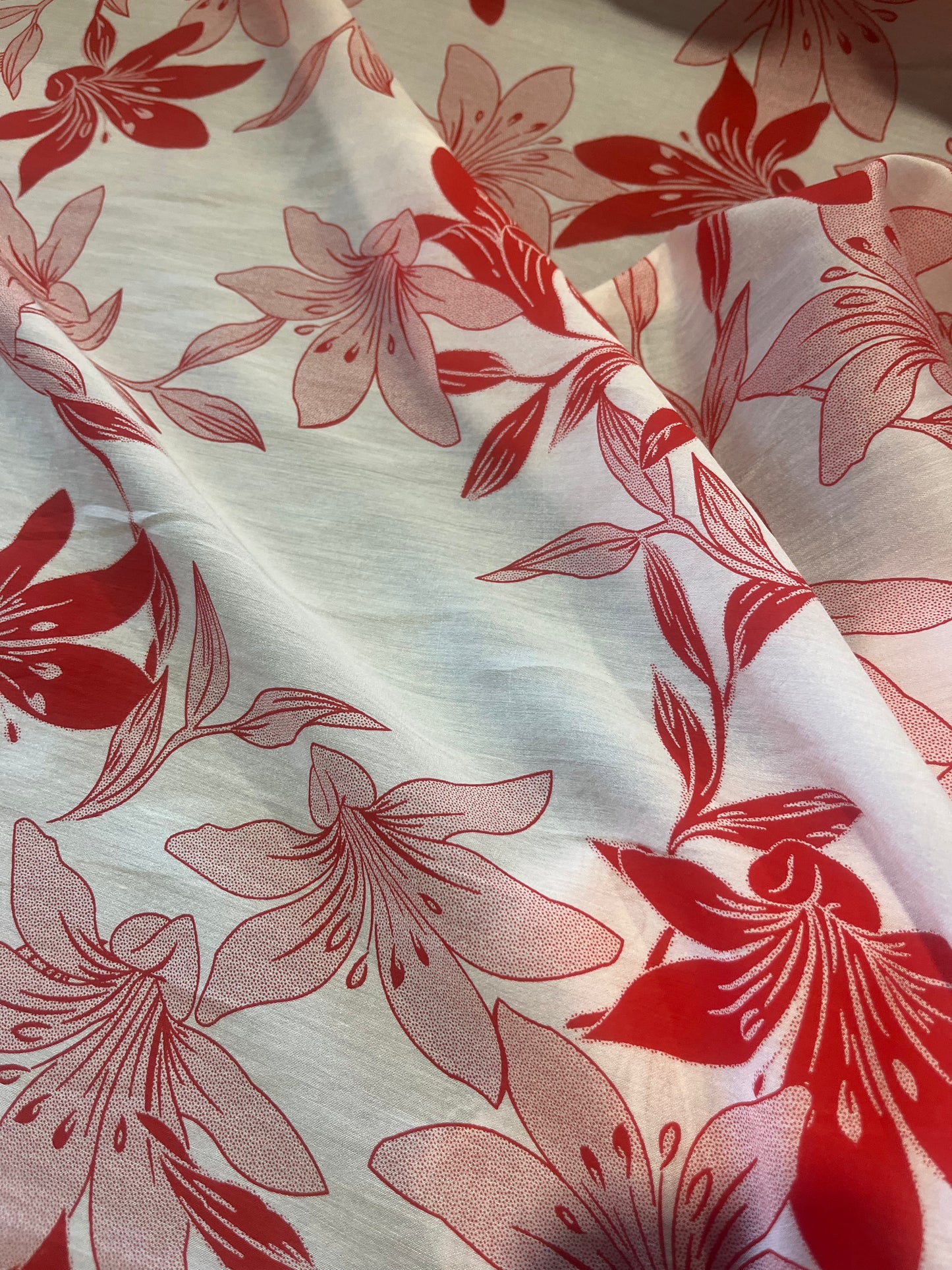 B01 Isidore 008 viscose white+red flowers