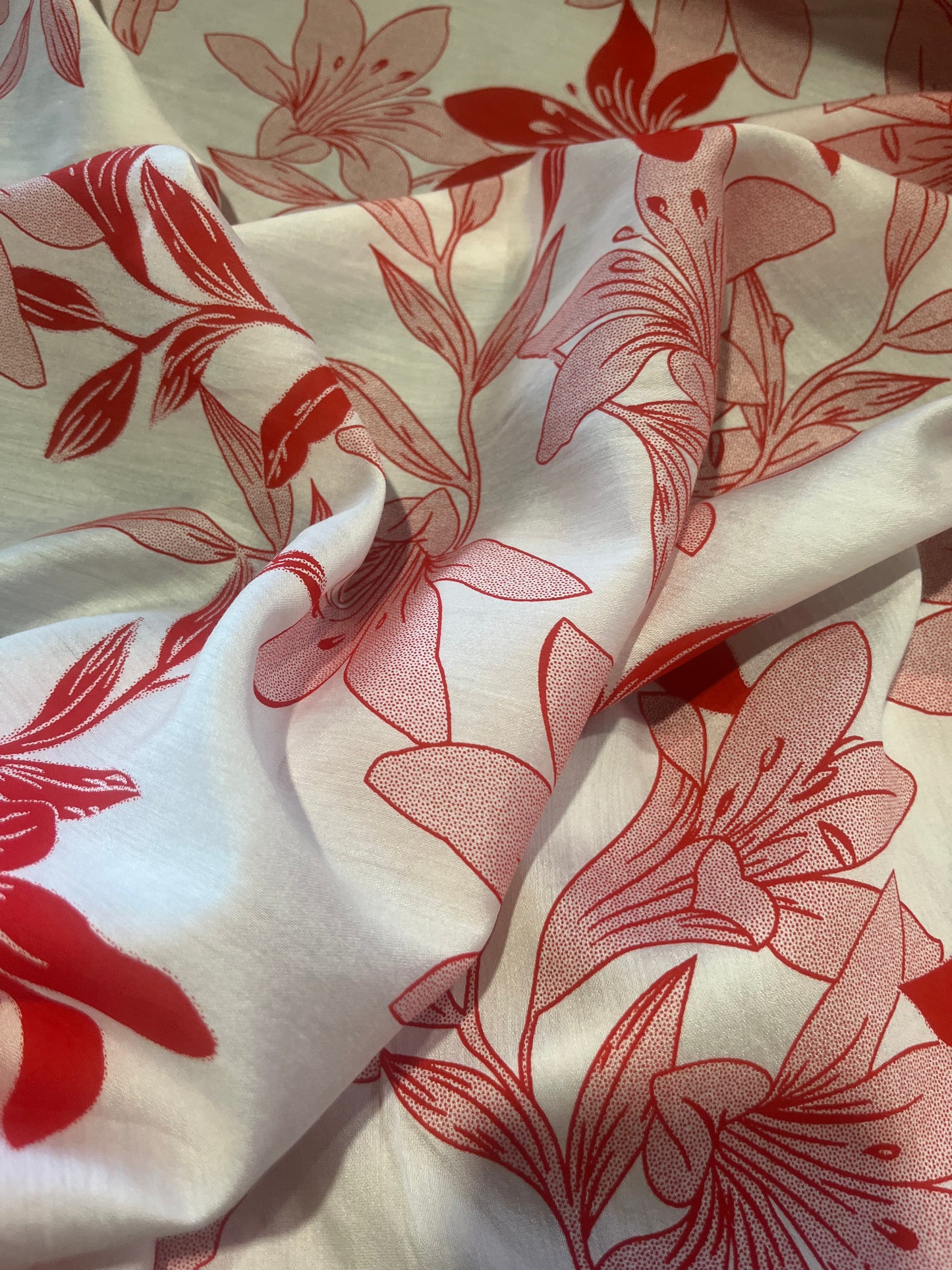 B01 Isidore 008 viscose white+red flowers