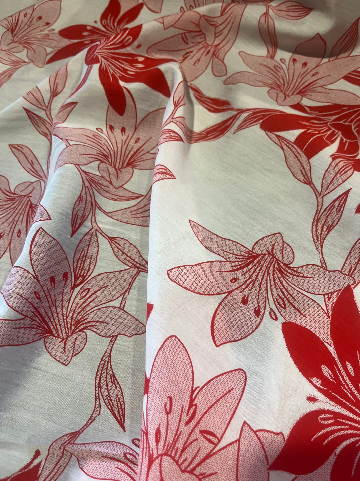 B01 Isidore 008 viscose white+red flowers