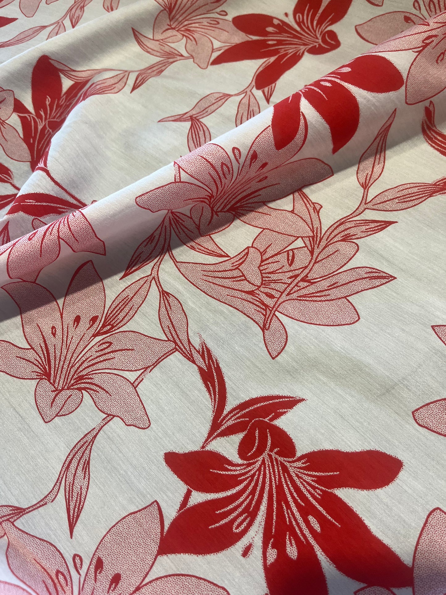 B01 Isidore 008 viscose white+red flowers