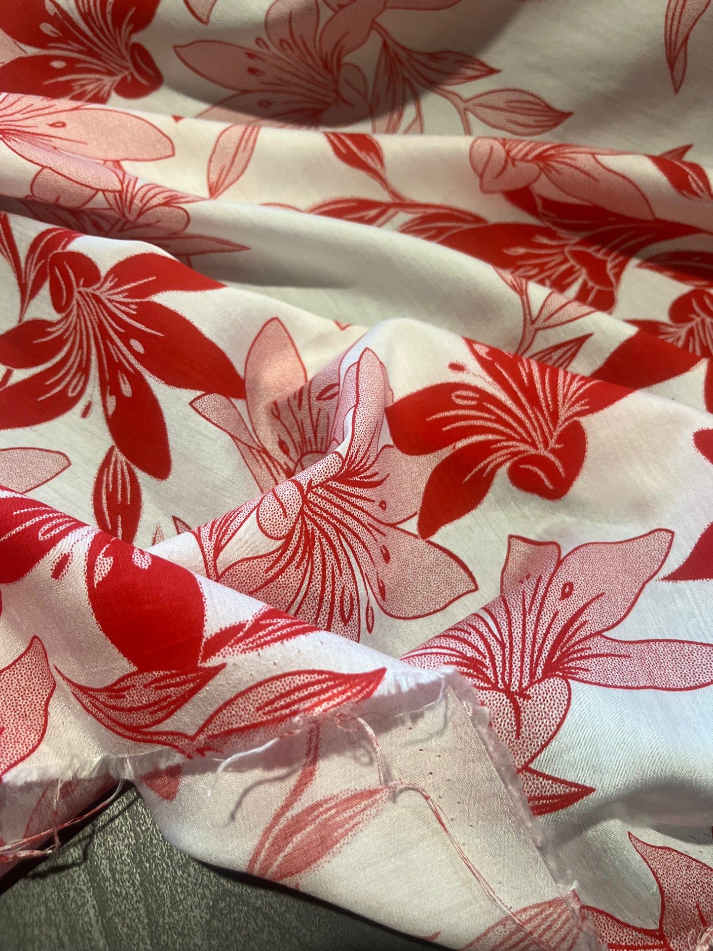 B01 Isidore 008 viscose white+red flowers