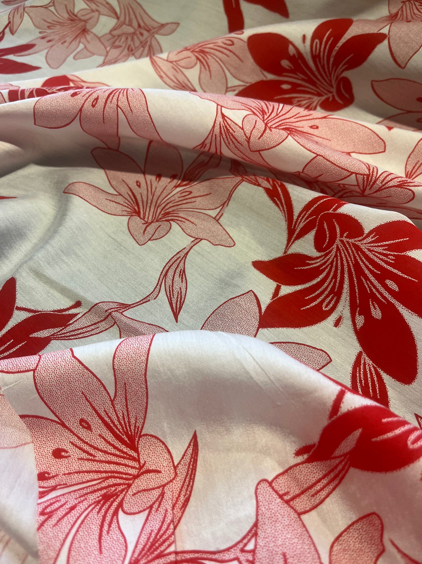 B01 Isidore 008 viscose white+red flowers