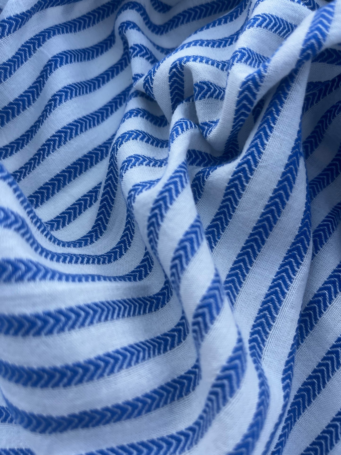 HERA 030 Gauze jacquard fishbone ecru/cobalt