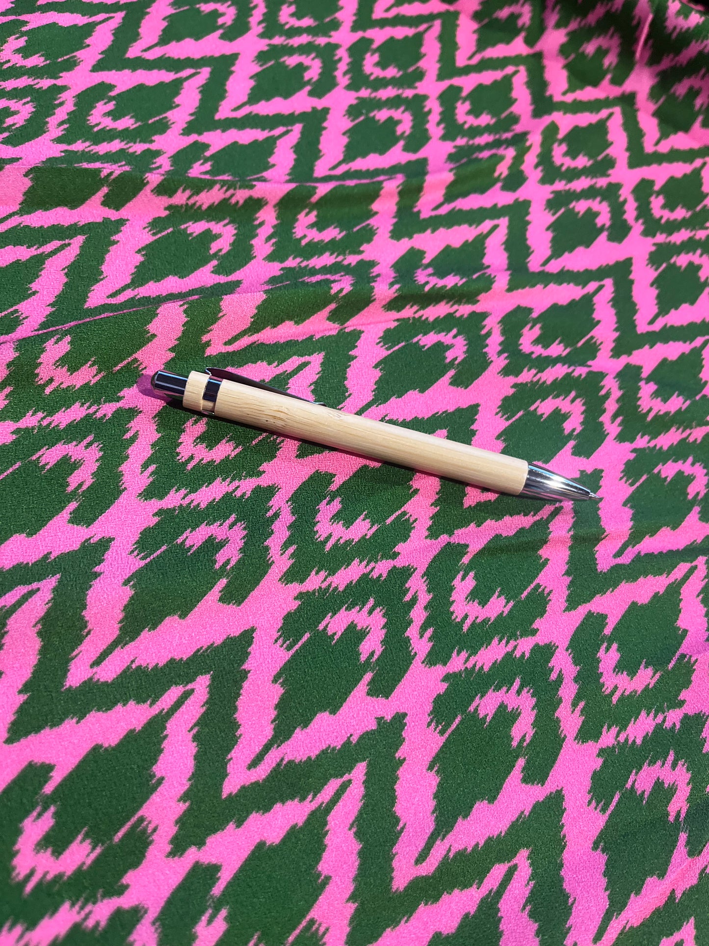 XII 059 viscose crêpe print green/fuchsia ethnical design