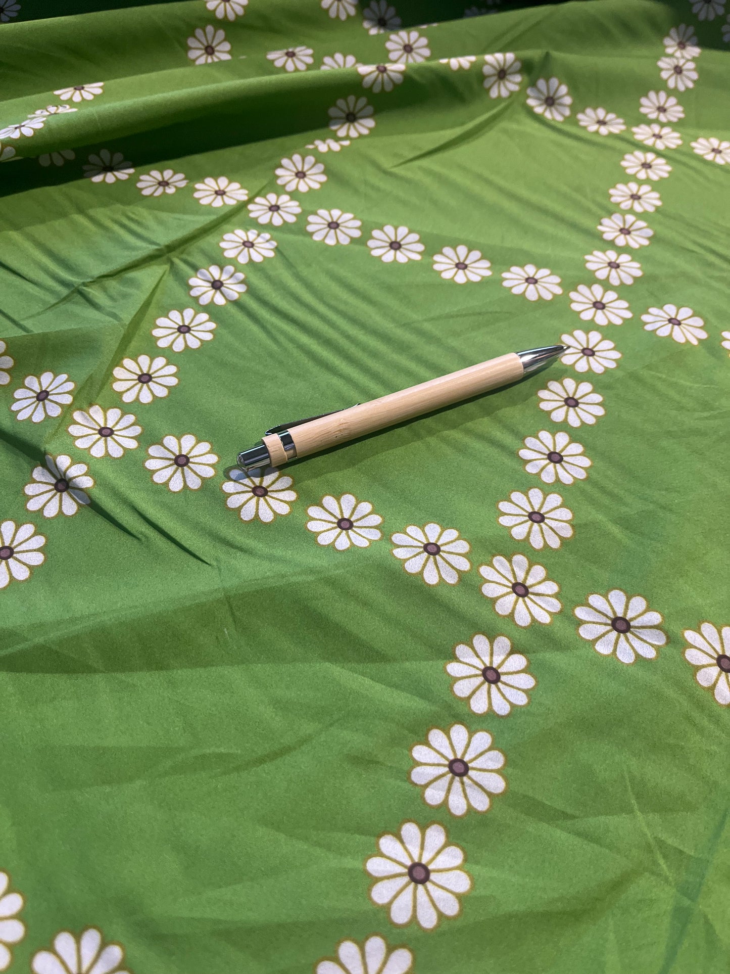 XII 060 cotton poplin green daffodils