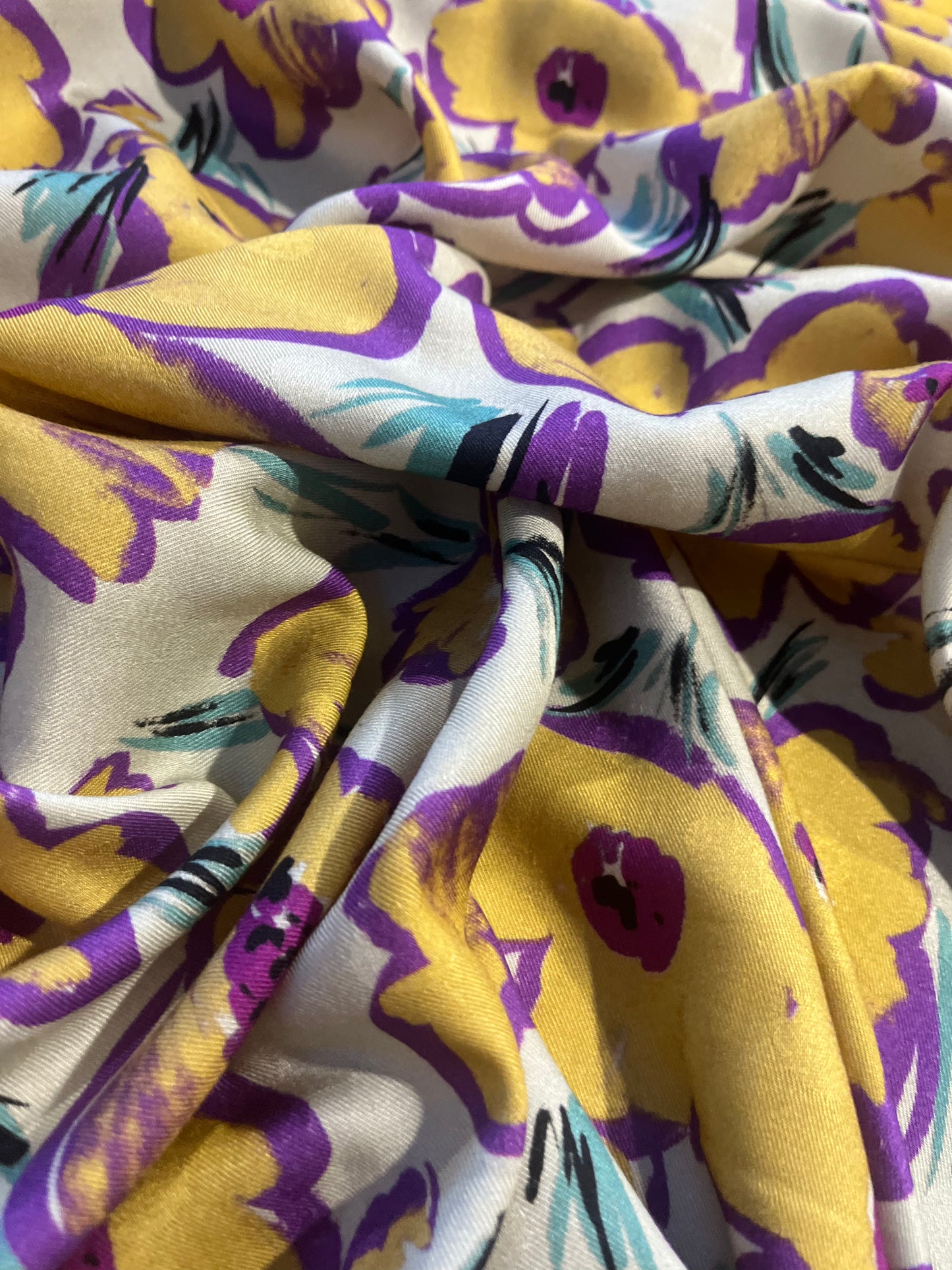 XII 063 warm viscose twill print purple/yellow flowers