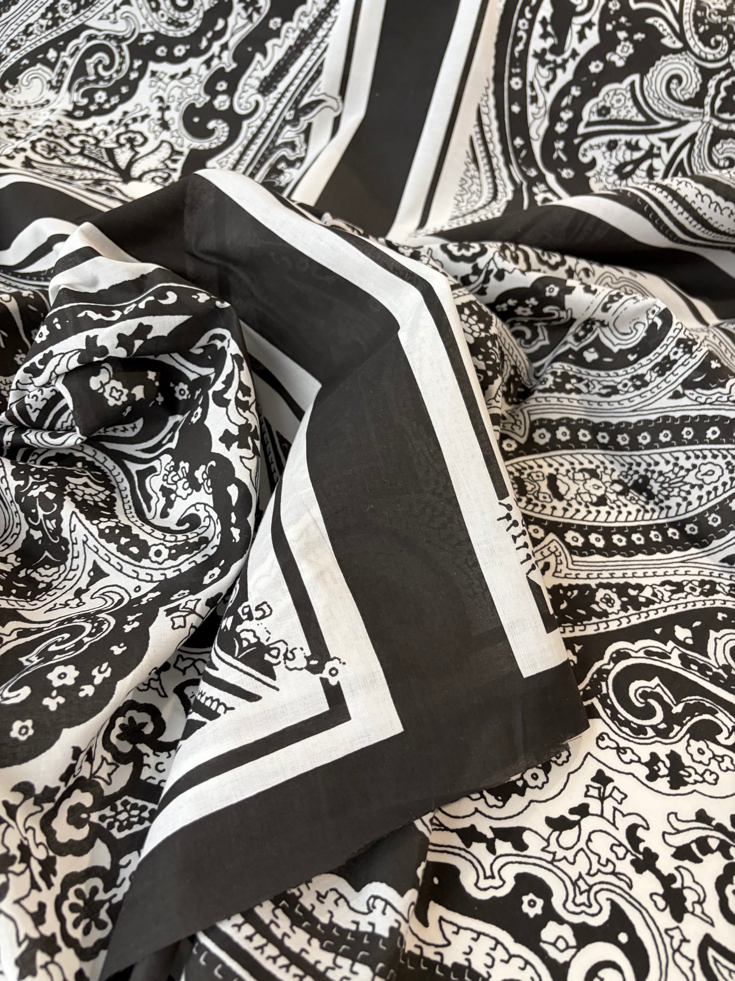 FREDO 010 cotton poplin foulard print