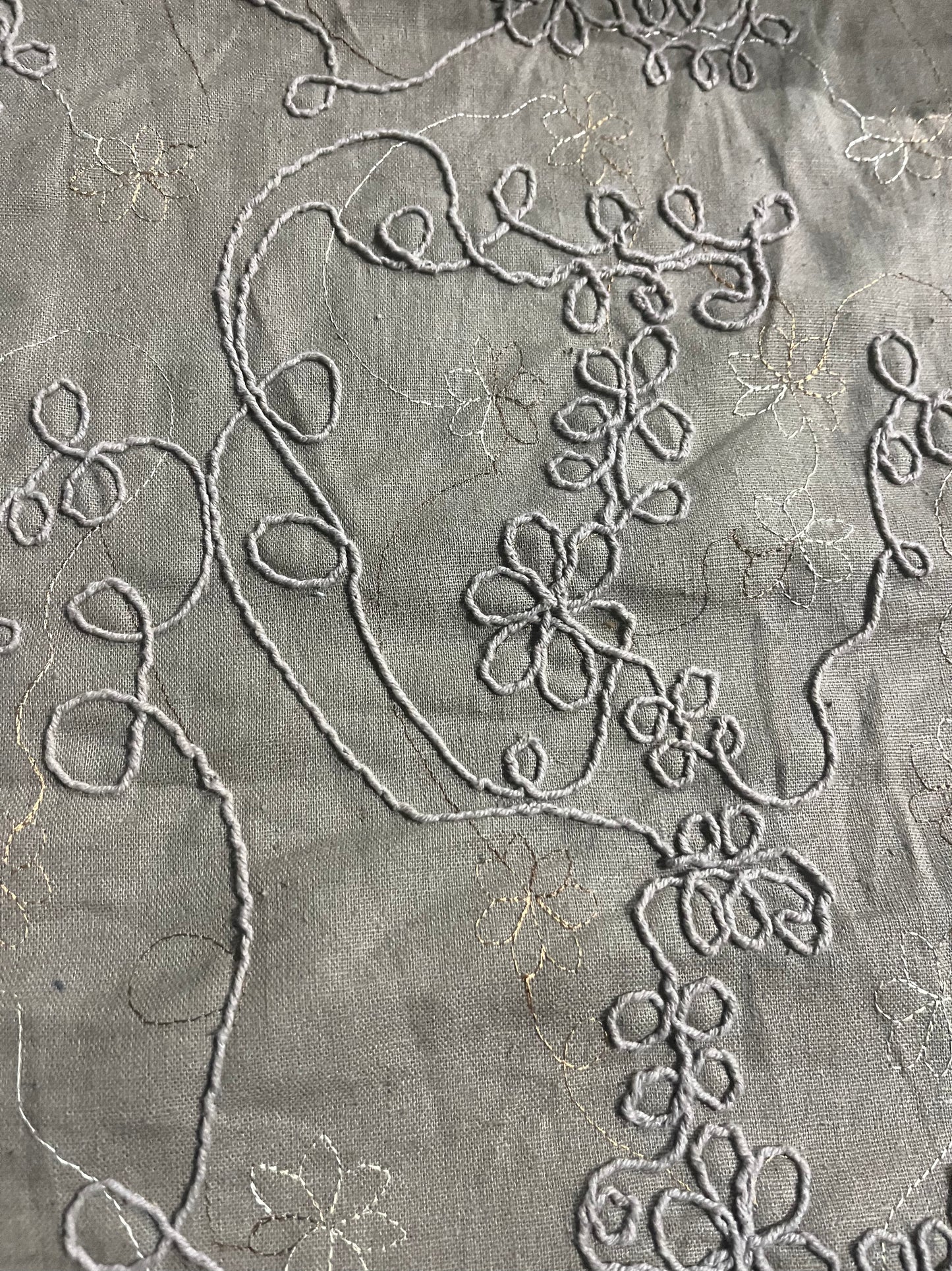 KEIRA 042 linen with all over embroidery mokka