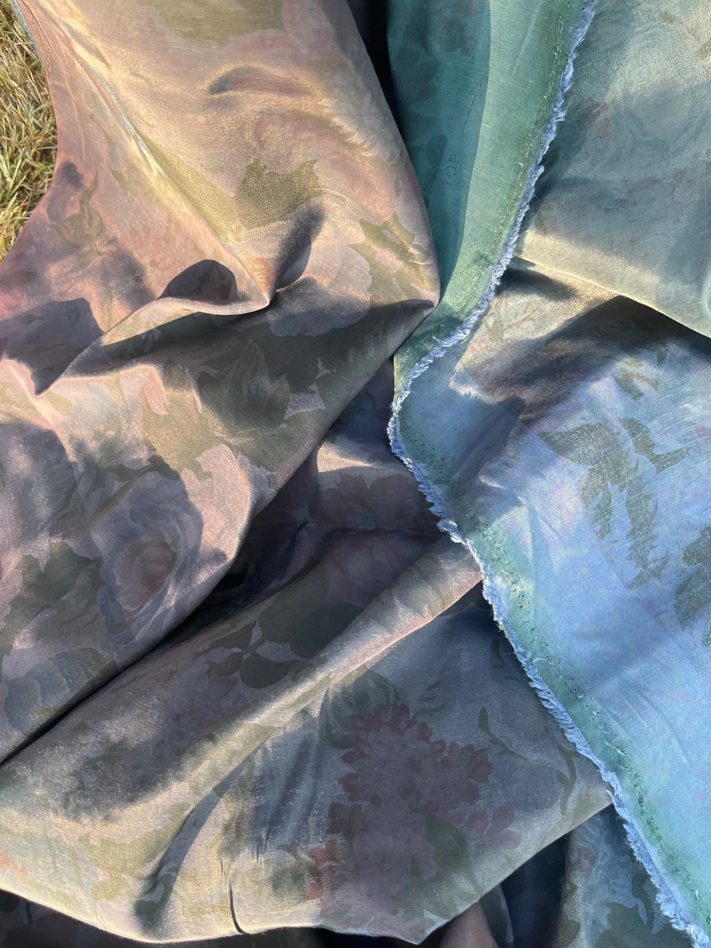 Solstice collection 7 cupro/viscose changeant summer dark flowers