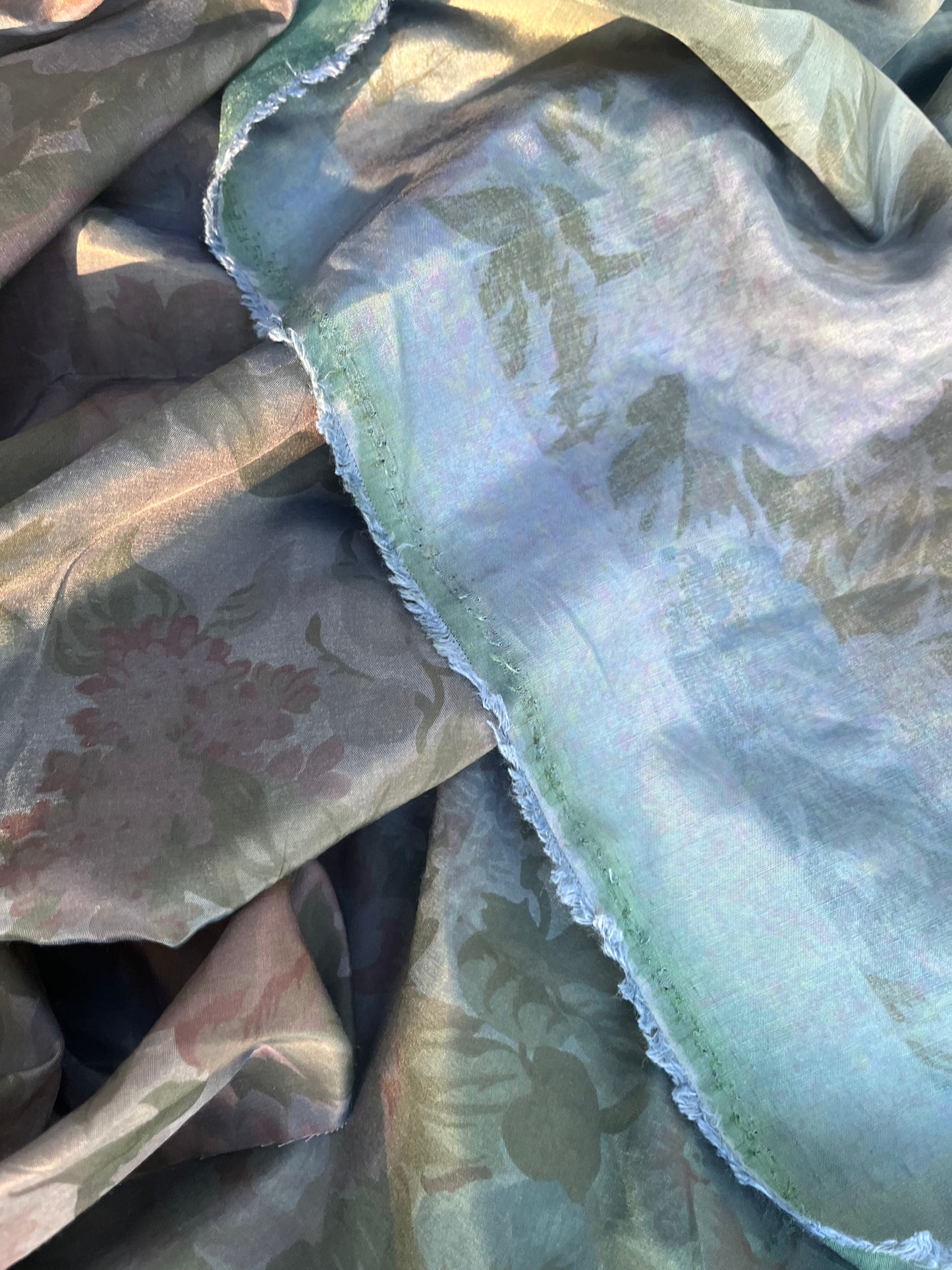 Solstice collection 7 cupro/viscose changeant summer dark flowers