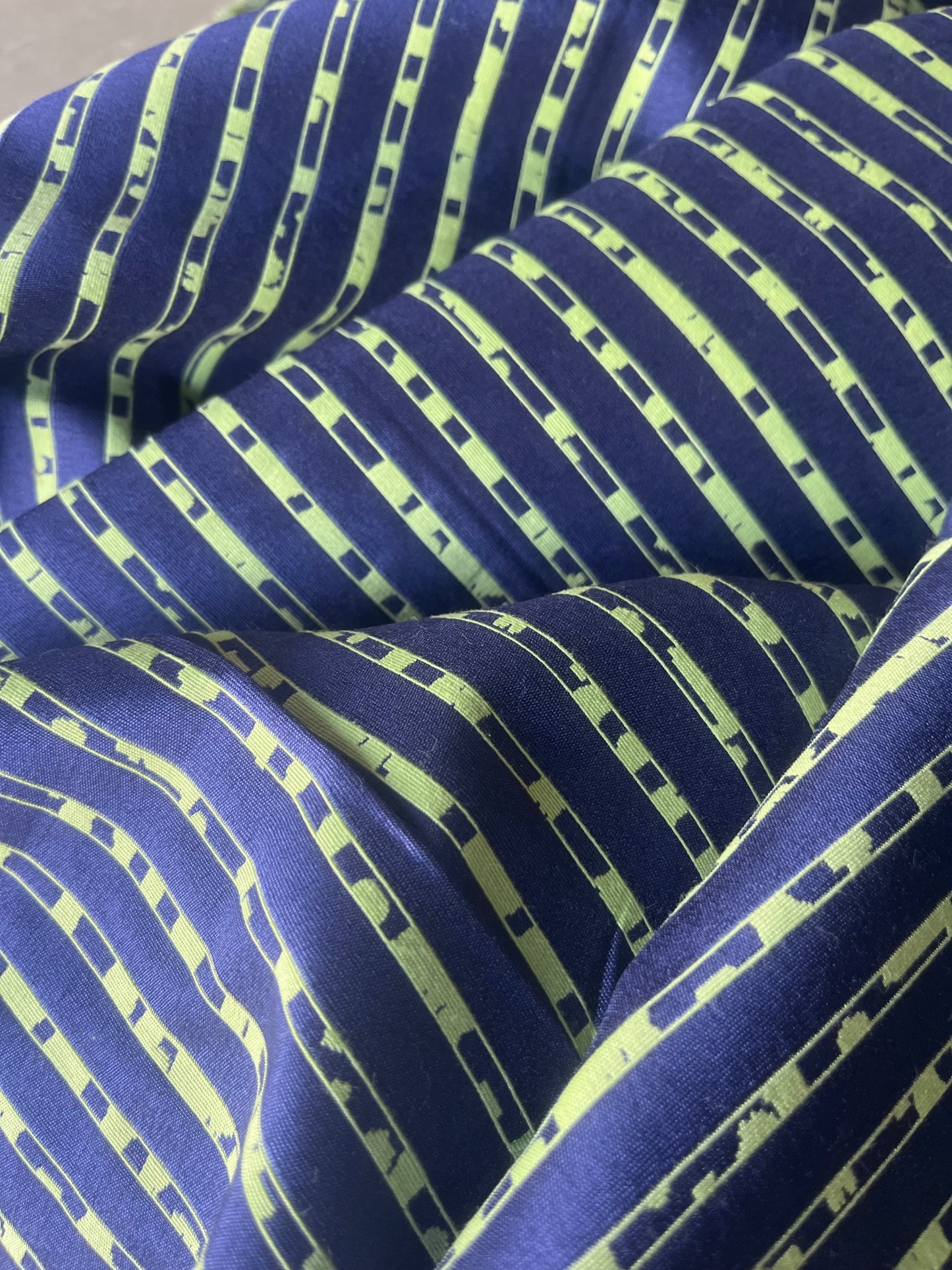 In The Garden 14 stretch jacquard navy/lemon