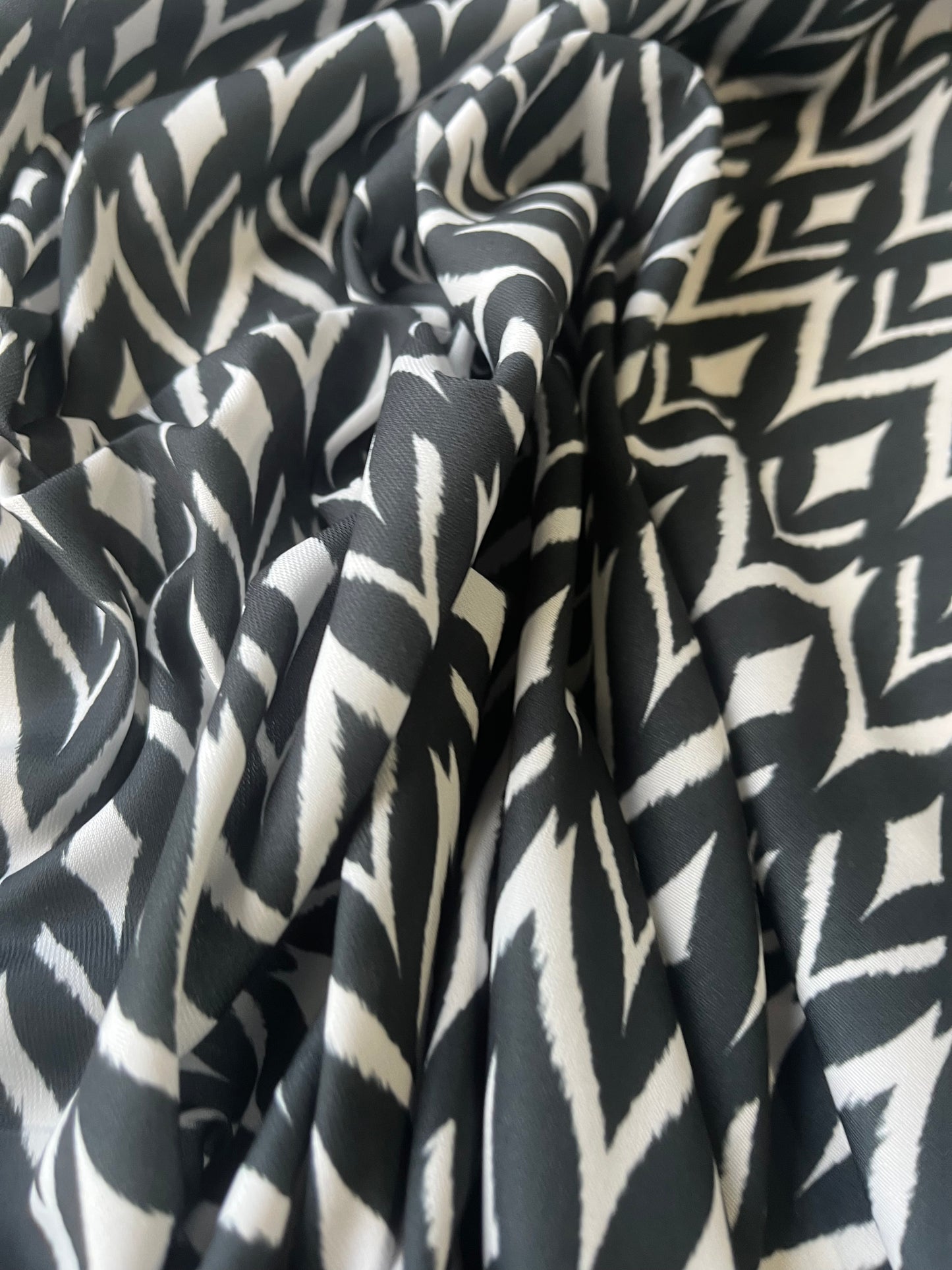 ATILLA 030 silky satin black/white ikat