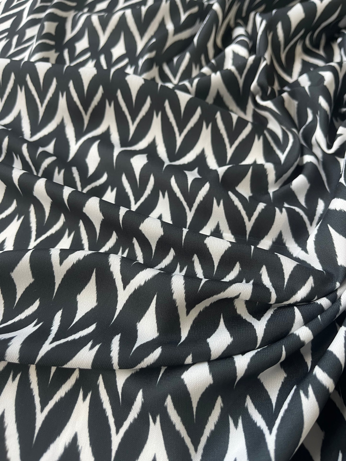 ATILLA 030 silky satin black/white ikat