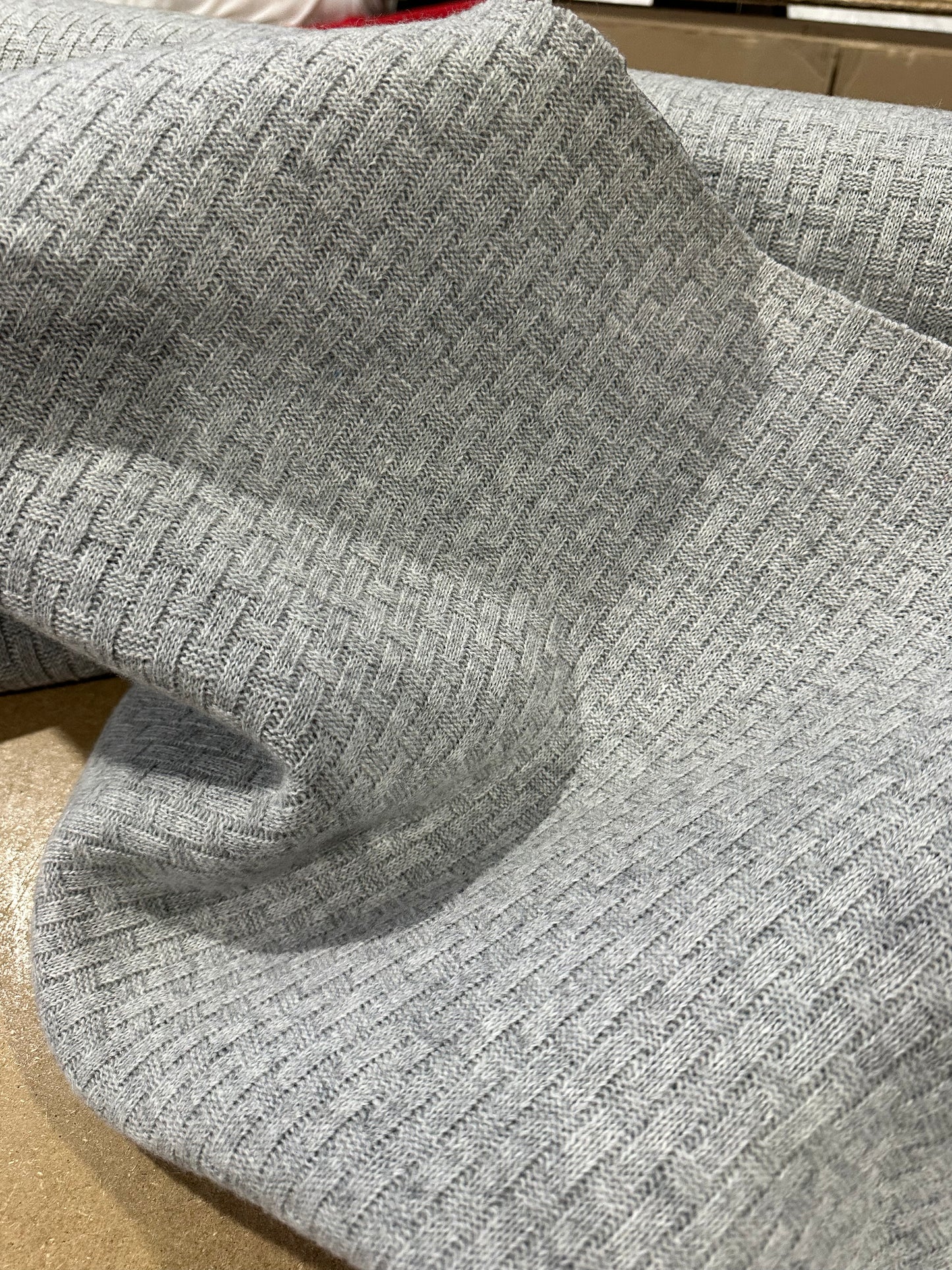 Flip side 450 wool contrecollé light grey cable structure