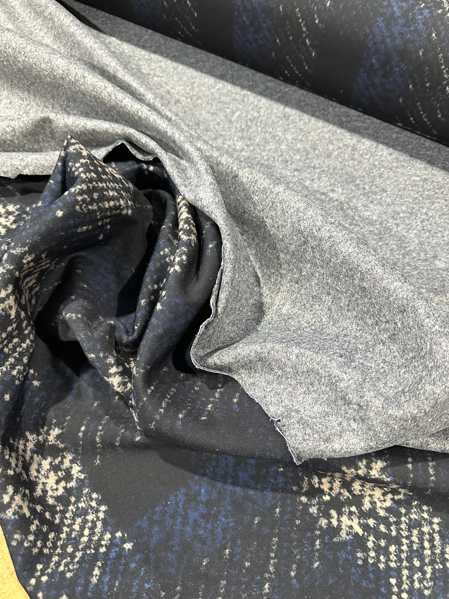 Flip side 505 wool jersey blue white design double face grey