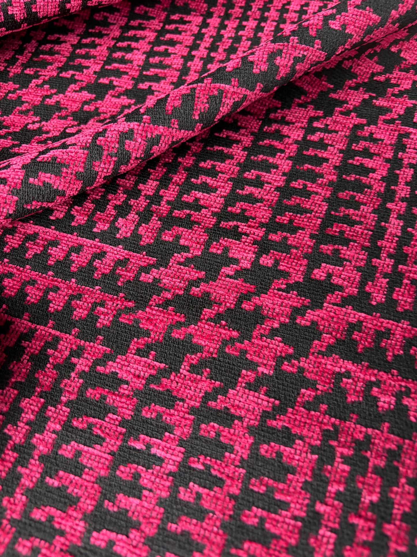 TOTO 038 heavy chenille jacquard fuchsia Prince de Galles