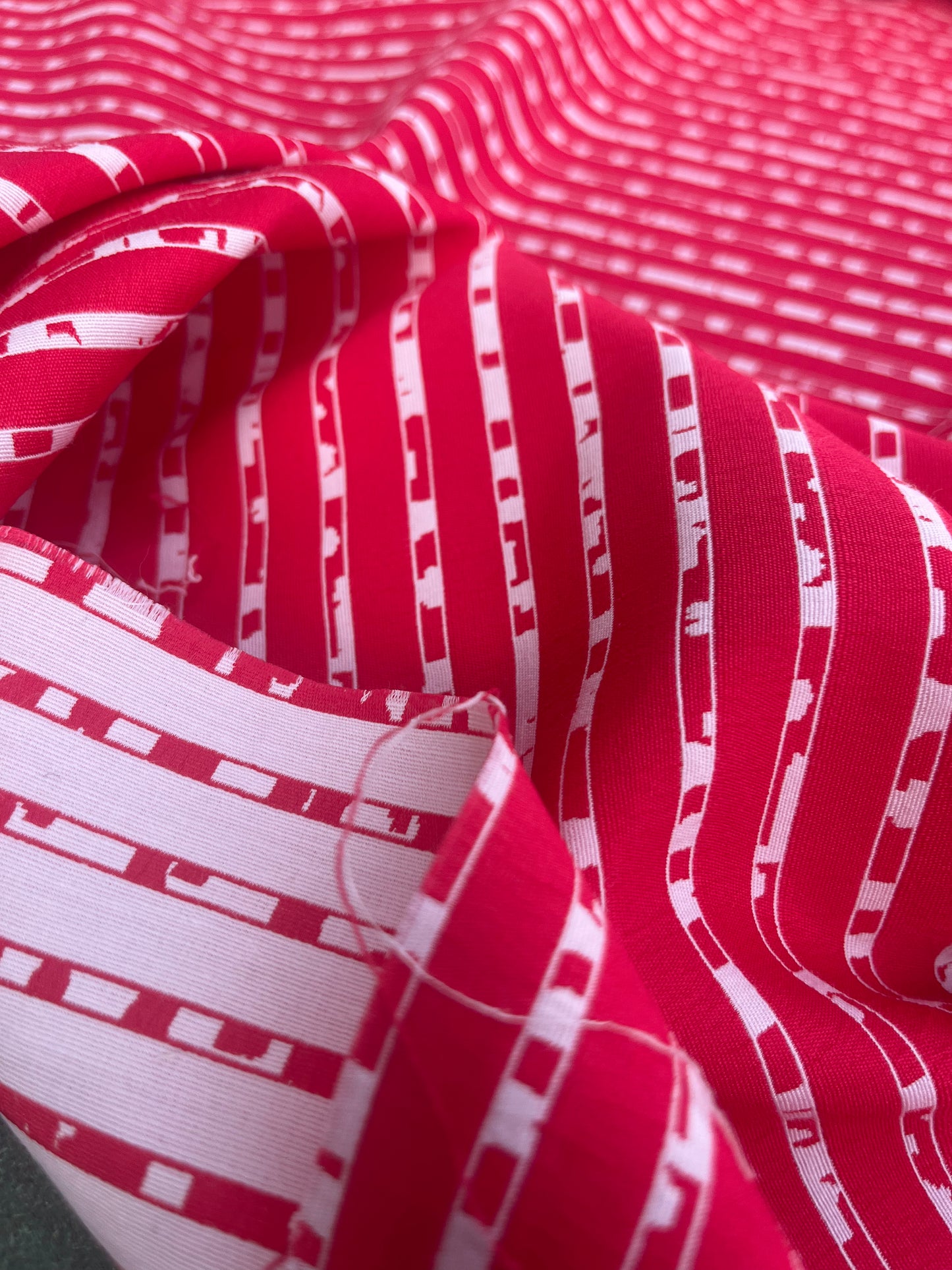 Blandine 032 cotton stretch jacquard red/white