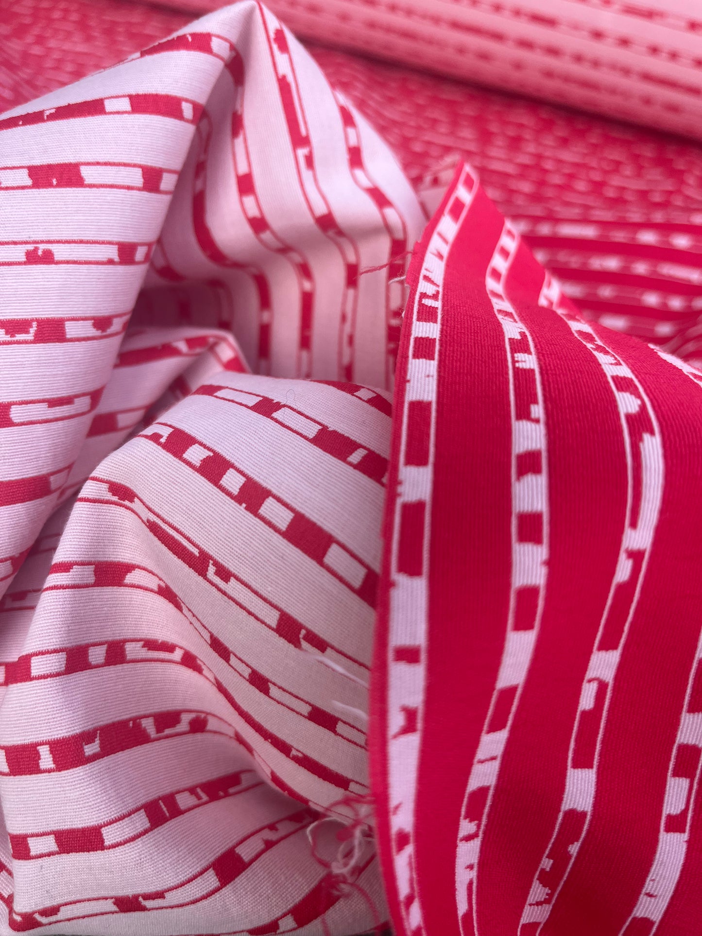 Blandine 032 cotton stretch jacquard red/white