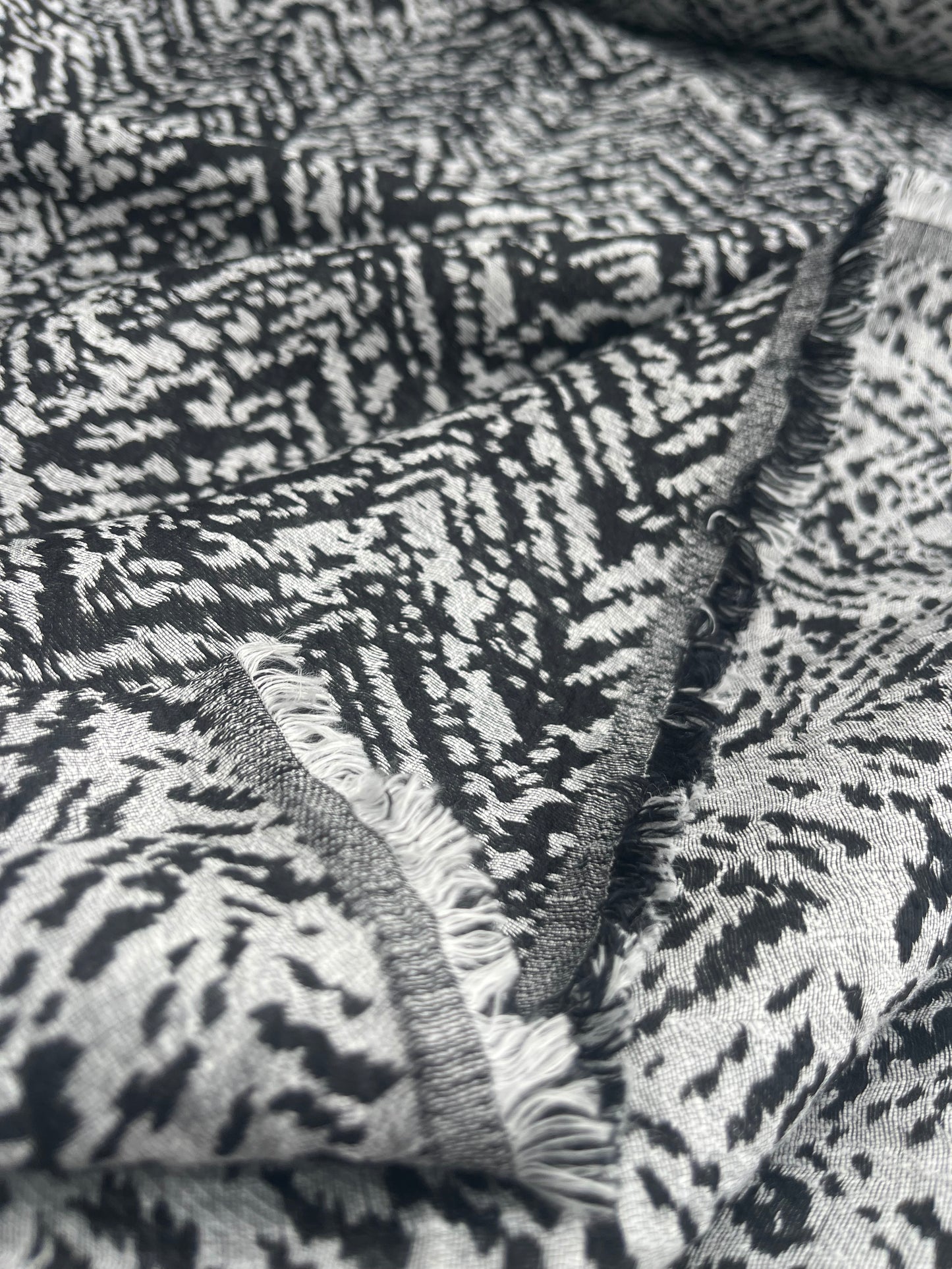 COCO 007 jacquard linen/silk black zig-zag