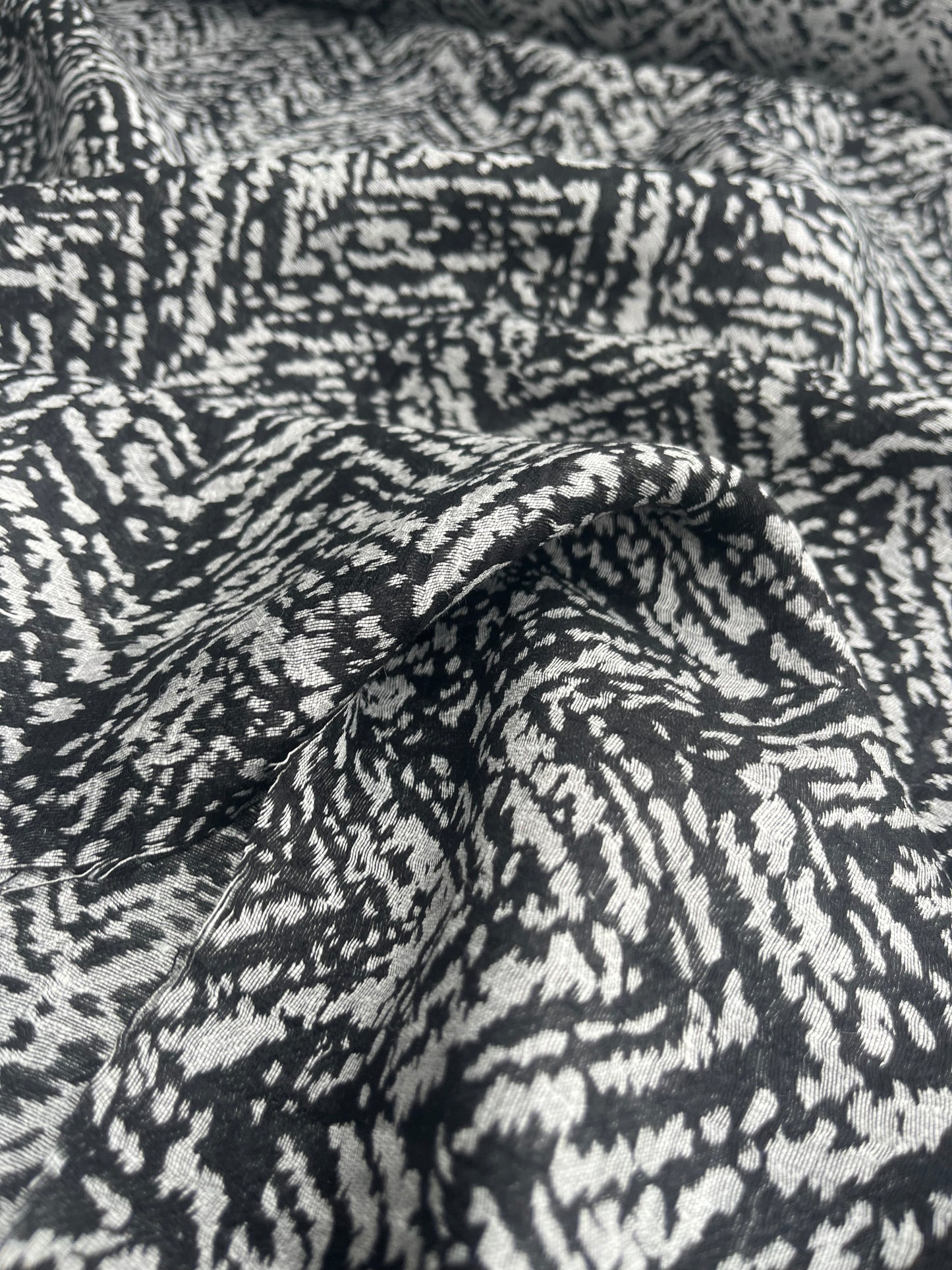 COCO 007 jacquard linen/silk black zig-zag