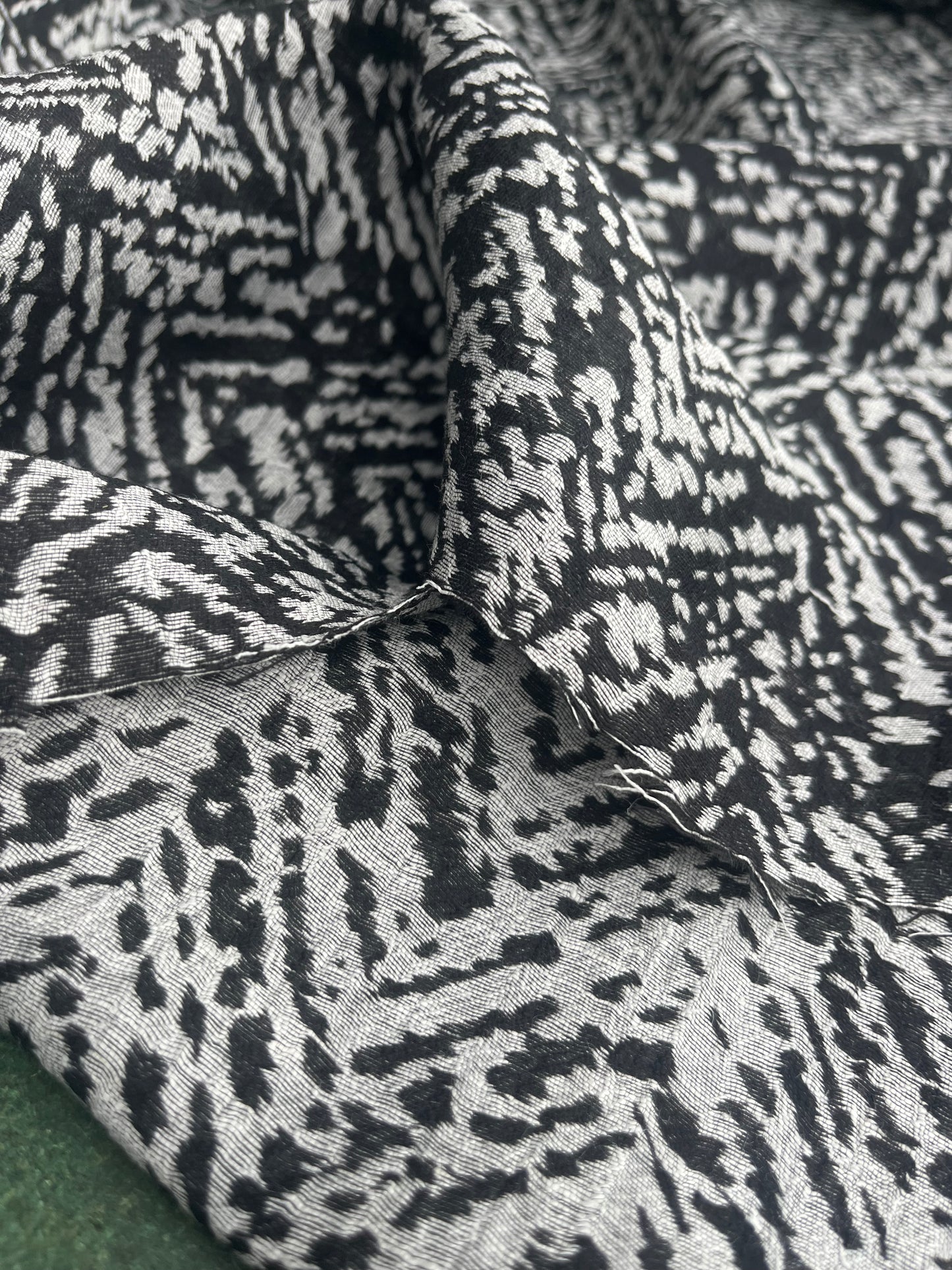 COCO 007 jacquard linen/silk black zig-zag