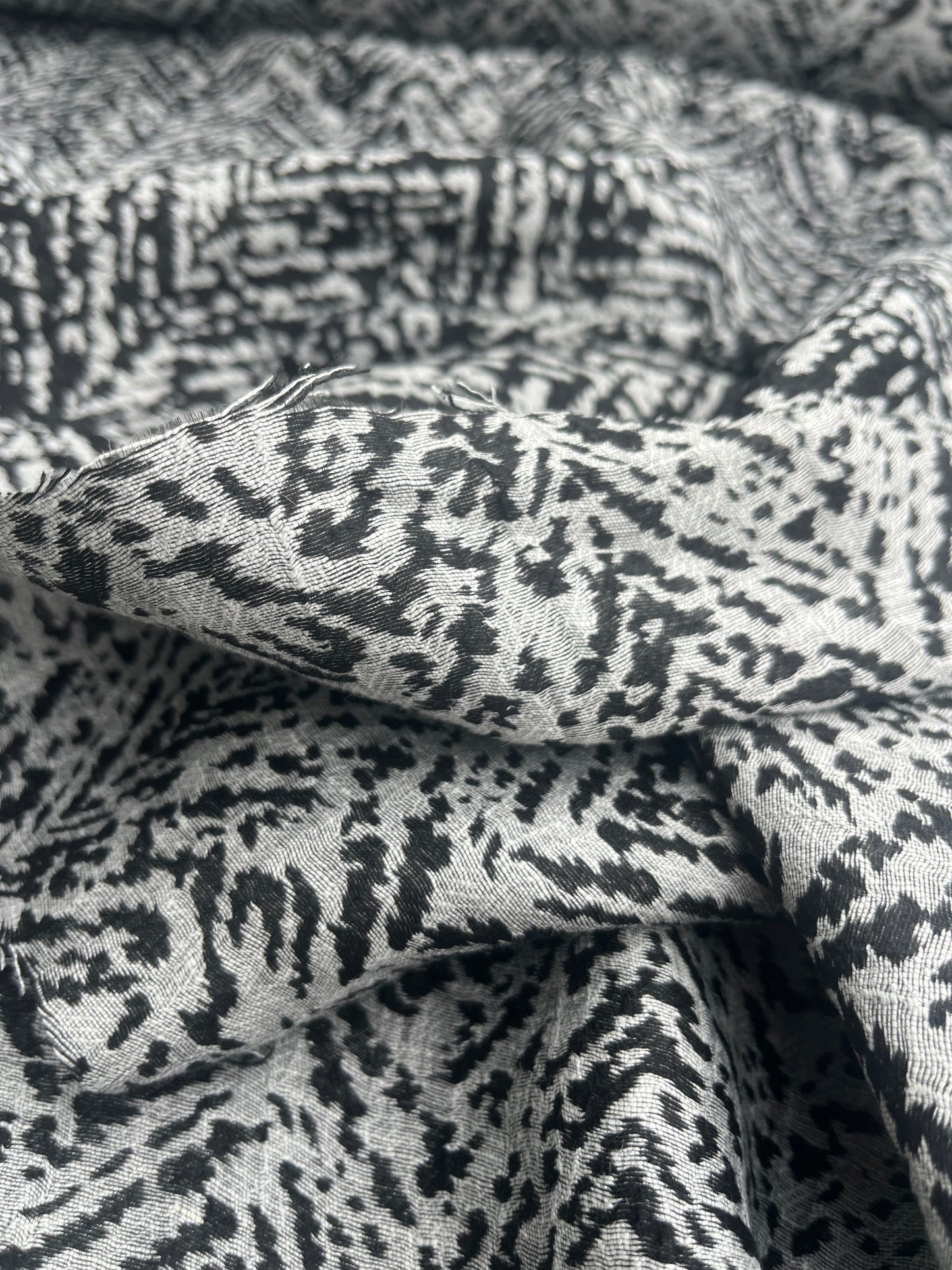 COCO 007 jacquard linen/silk black zig-zag