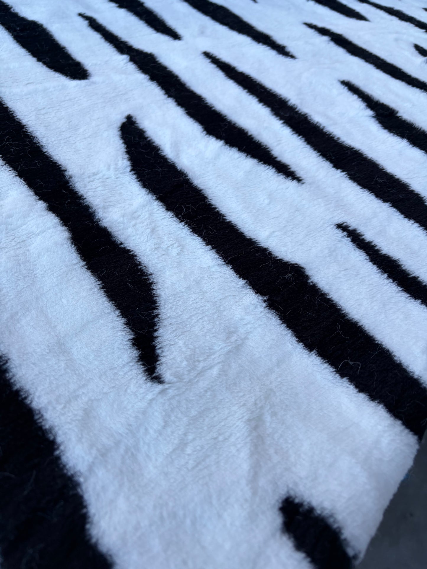 GAIL 021 heavy boiled wool black/white