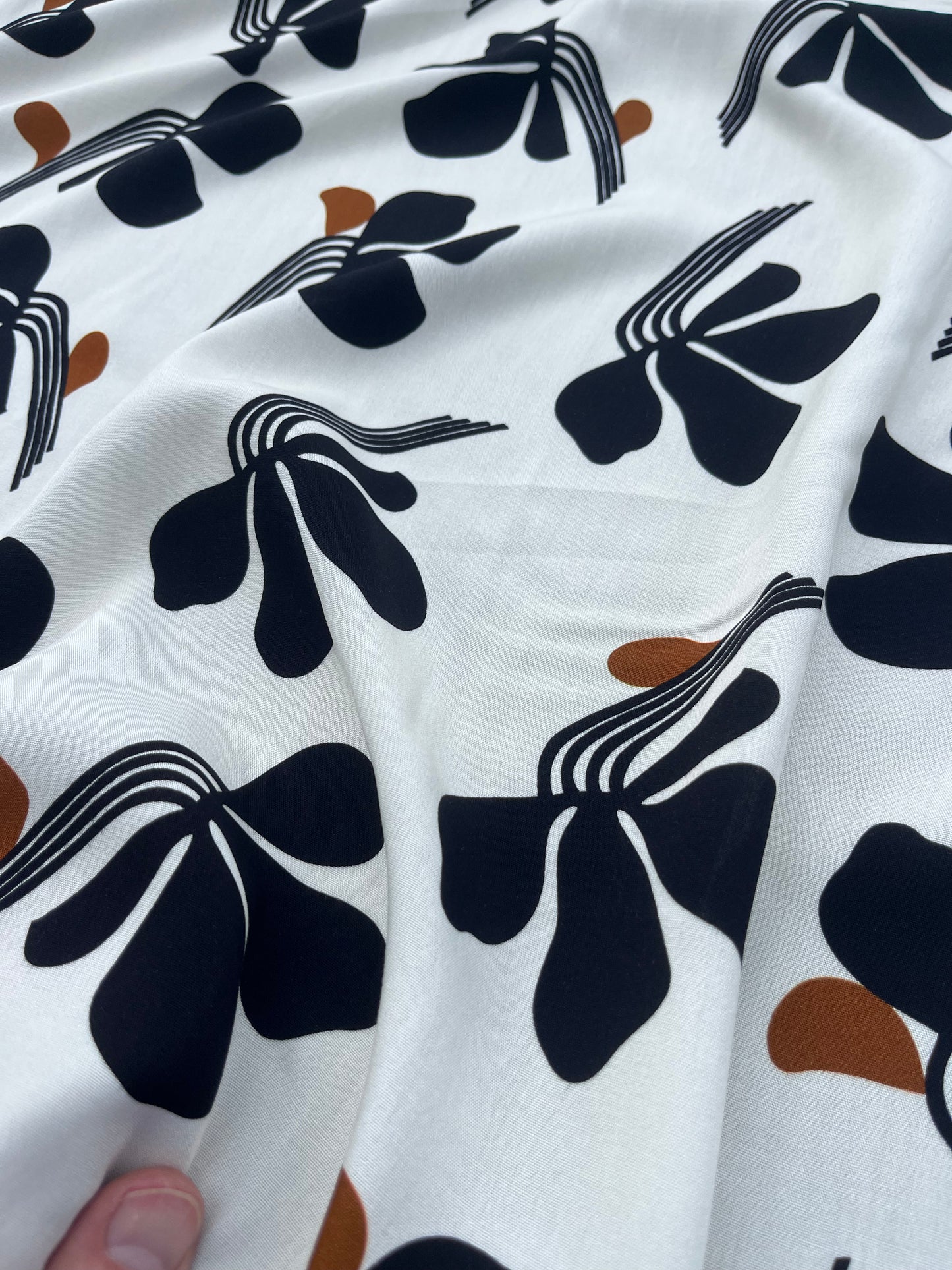 Boniface 011 viscose with naive flowers
