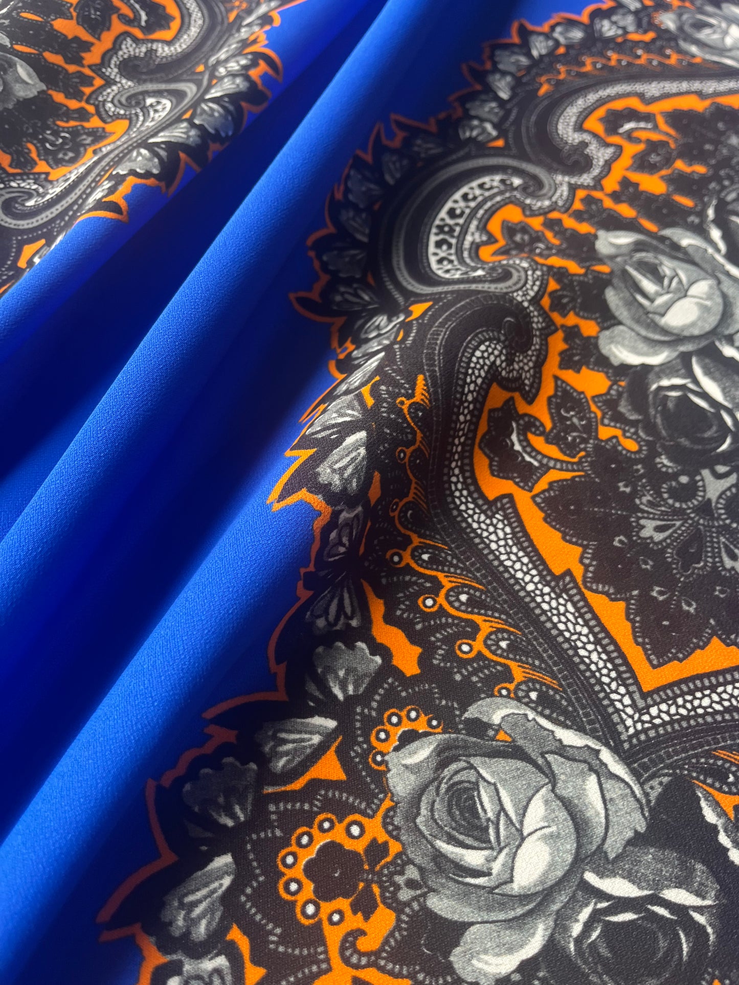 STELLA 005 crêpe envers satin medaillion print