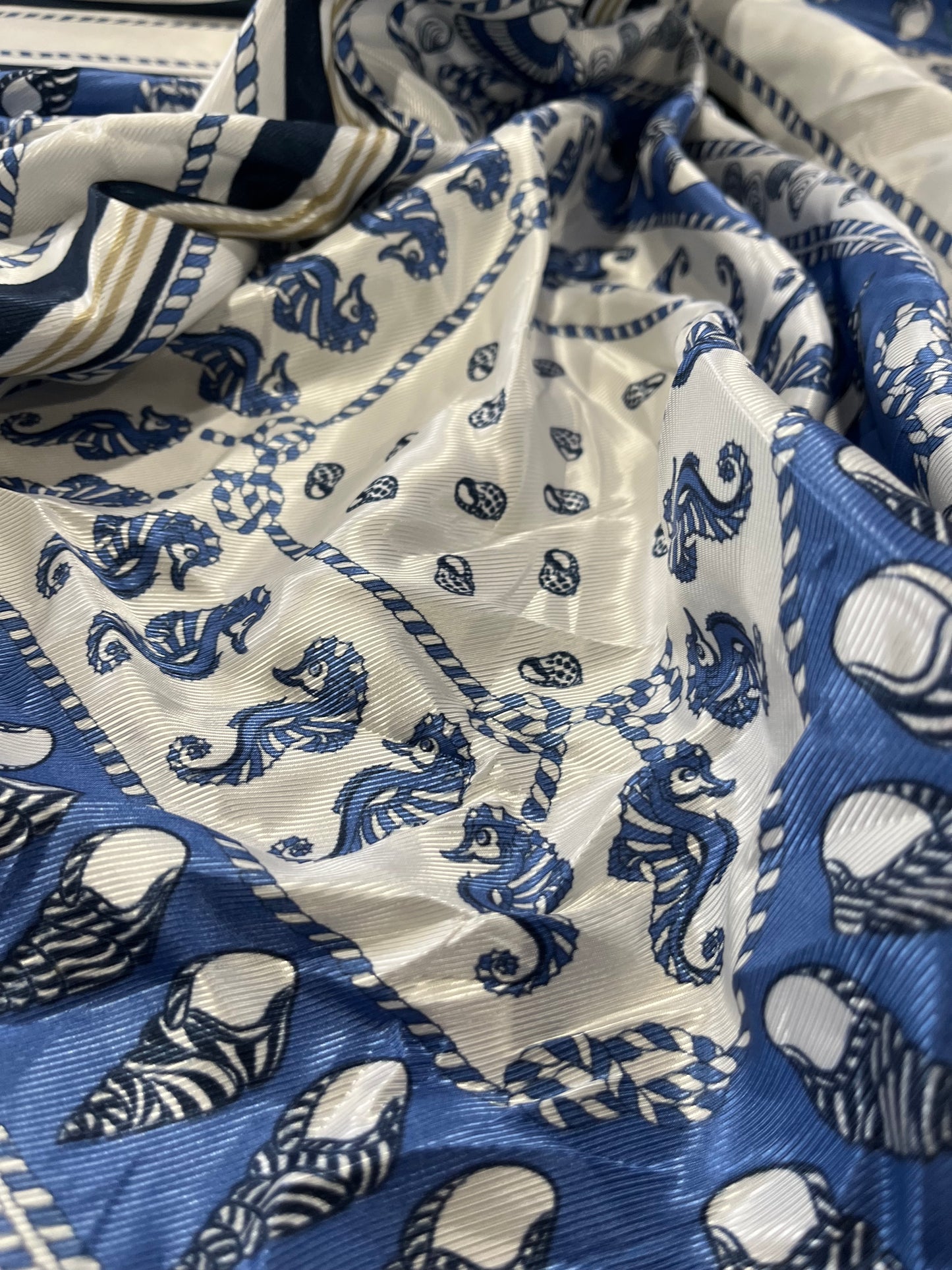A01 Shiny foulard blue