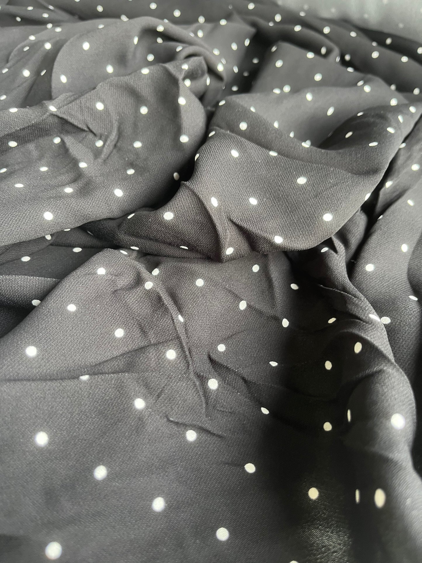 REMCO 039 heavy crêpe black/white dots