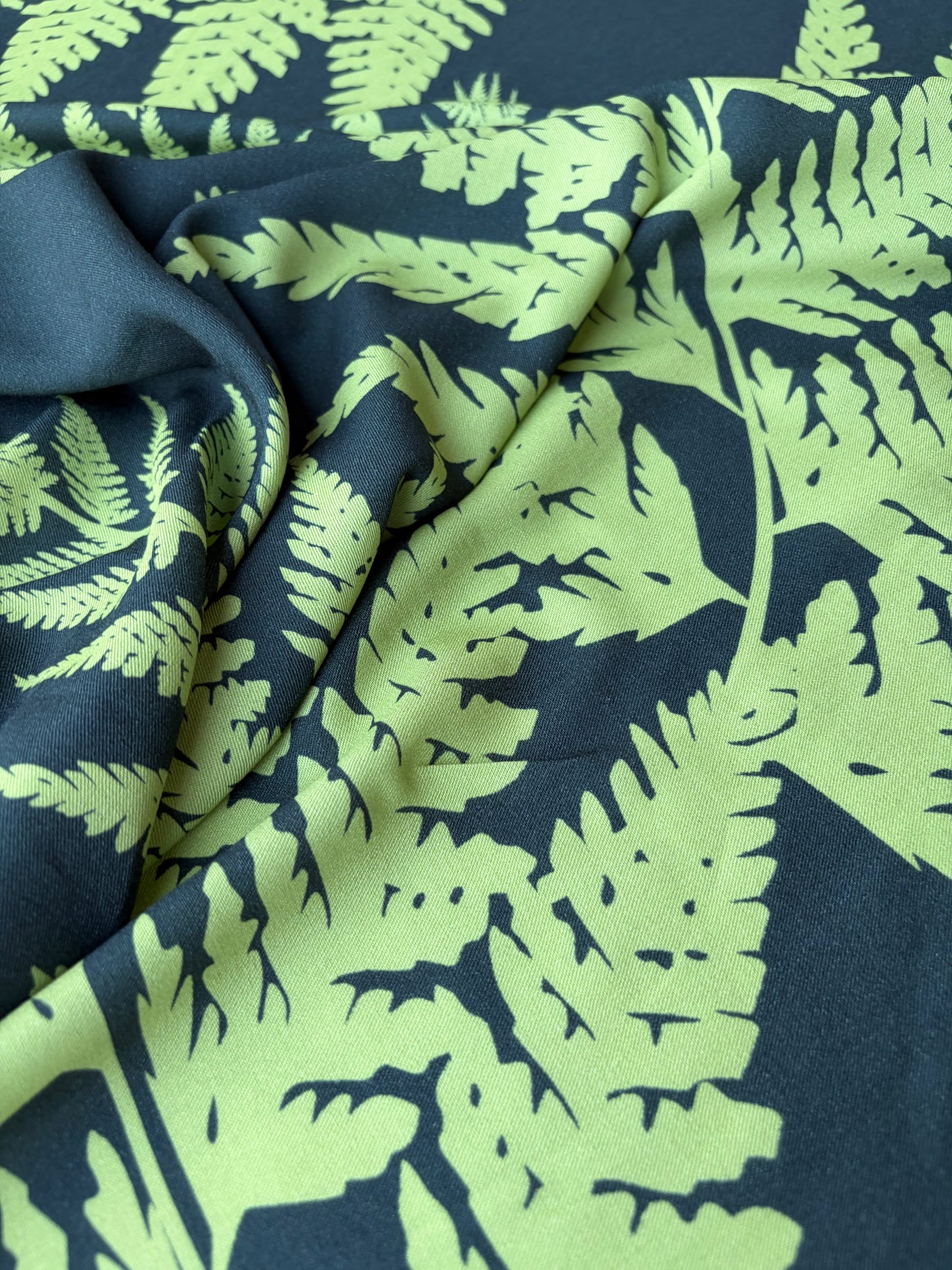 HOMER 006 viscose twill print green/grey giant leaves